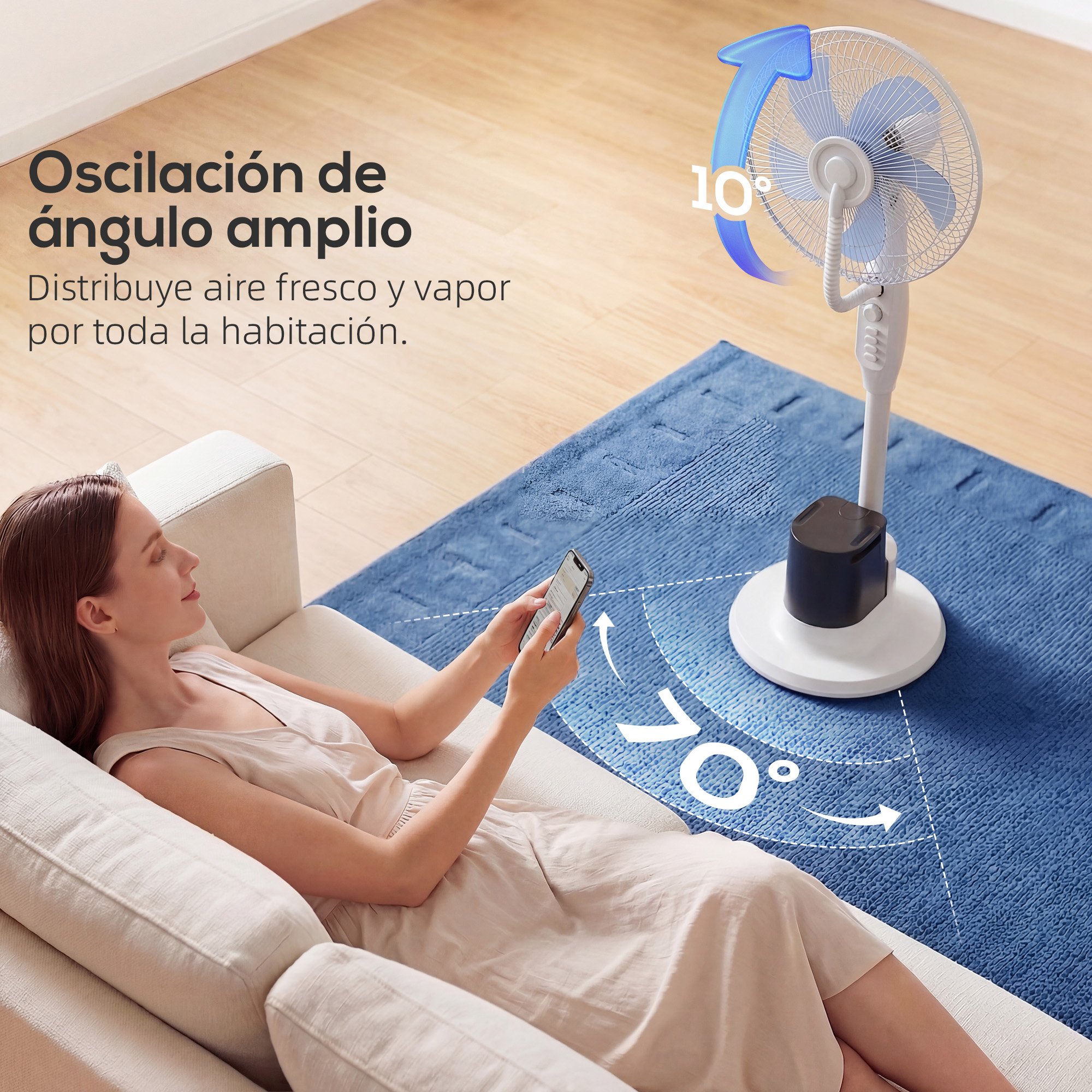 Una mujer yace en un sofá usando su teléfono. Un ventilador está cerca, oscilando.