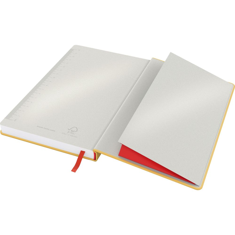 Ein offenes Notizbuch mit gelbem Einband, linierten Seiten und einem roten Lesezeichen.