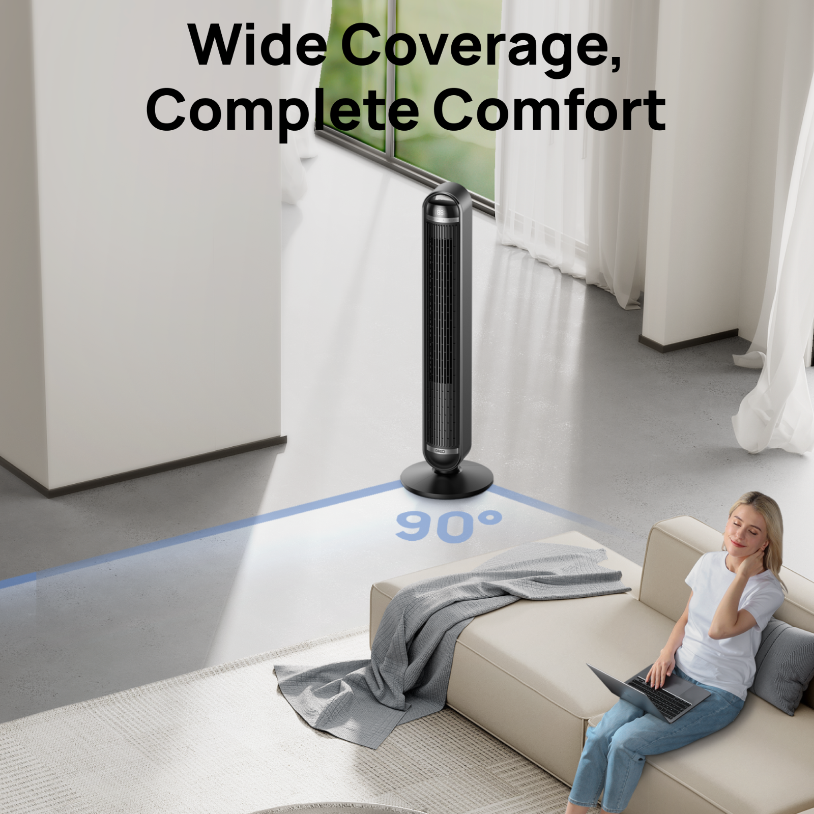 Un ventilateur tour sur un sol avec une femme assise sur un canapé.