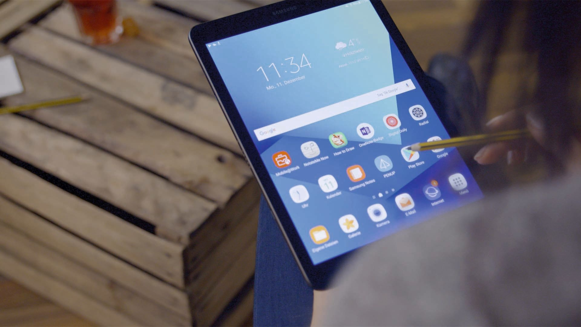 Eine Person benutzt einen Stift, um auf dem Bildschirm eines Samsung Tablets zu tippen.