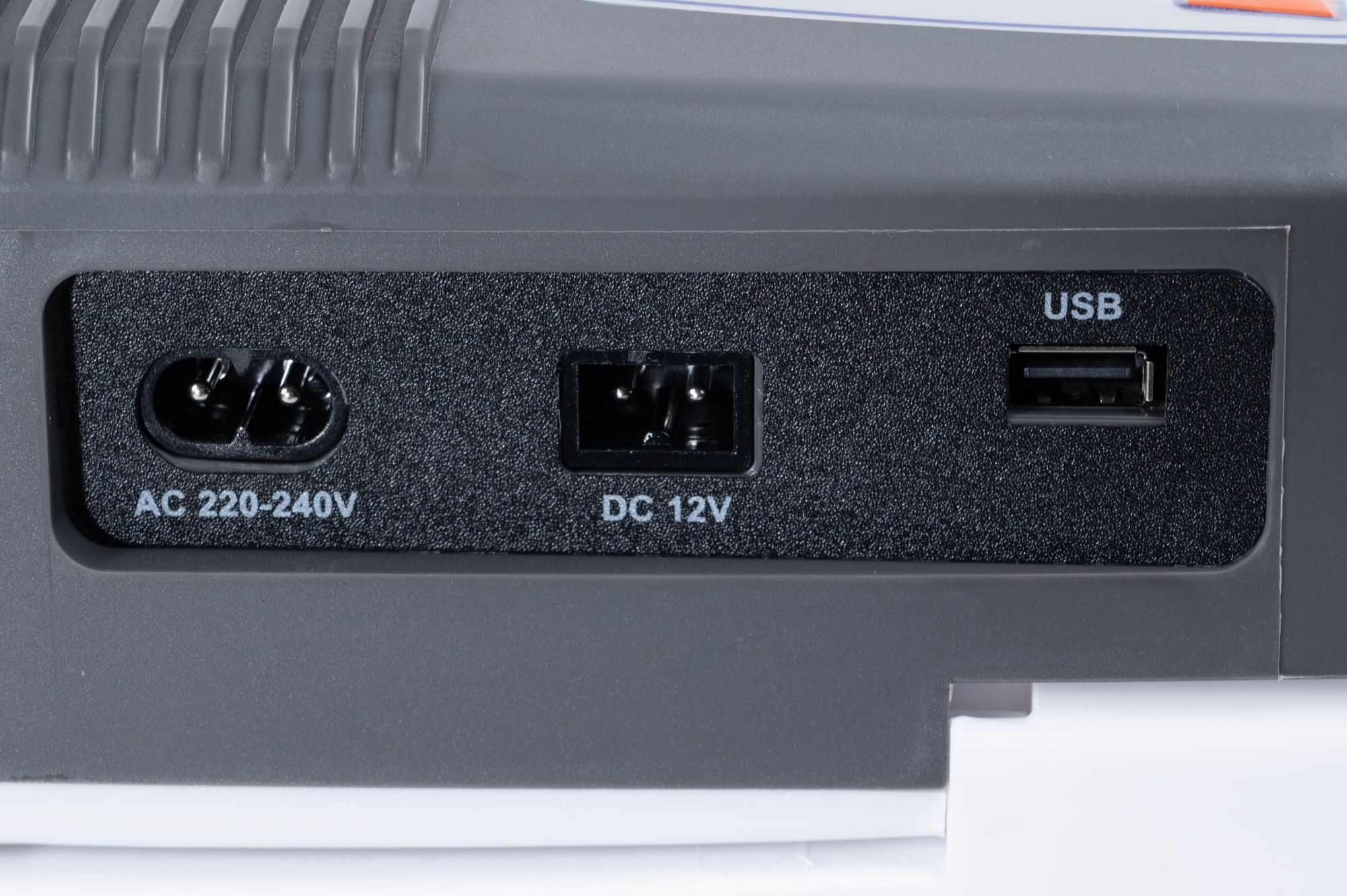 Zbliżenie na tylne porty konsoli: AC 220-240V, DC 12V i USB.