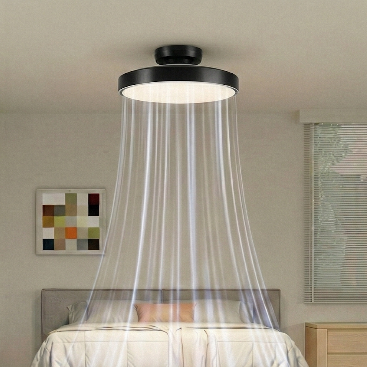 Un ventilador de techo redondo negro sobre una cama, creando una barrera transparente.