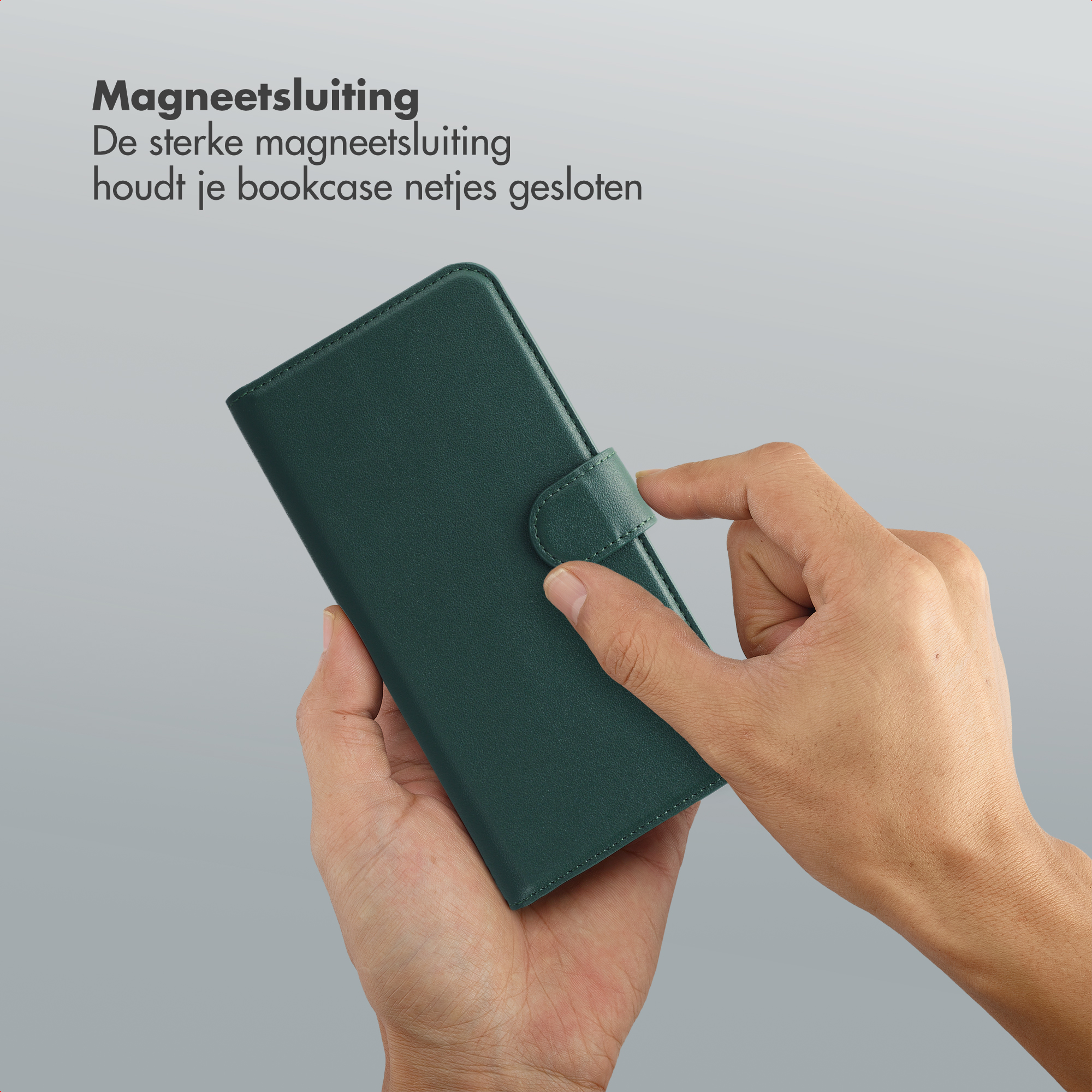 Mains fermant un étui de téléphone magnétique vert foncé.