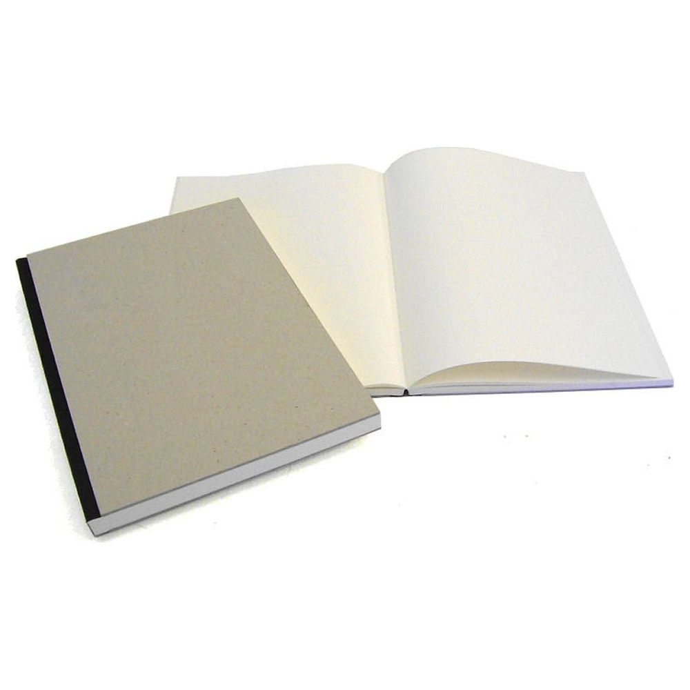 Ein geschlossenes graues Notizbuch liegt neben einem geöffneten leeren Notizbuch.
