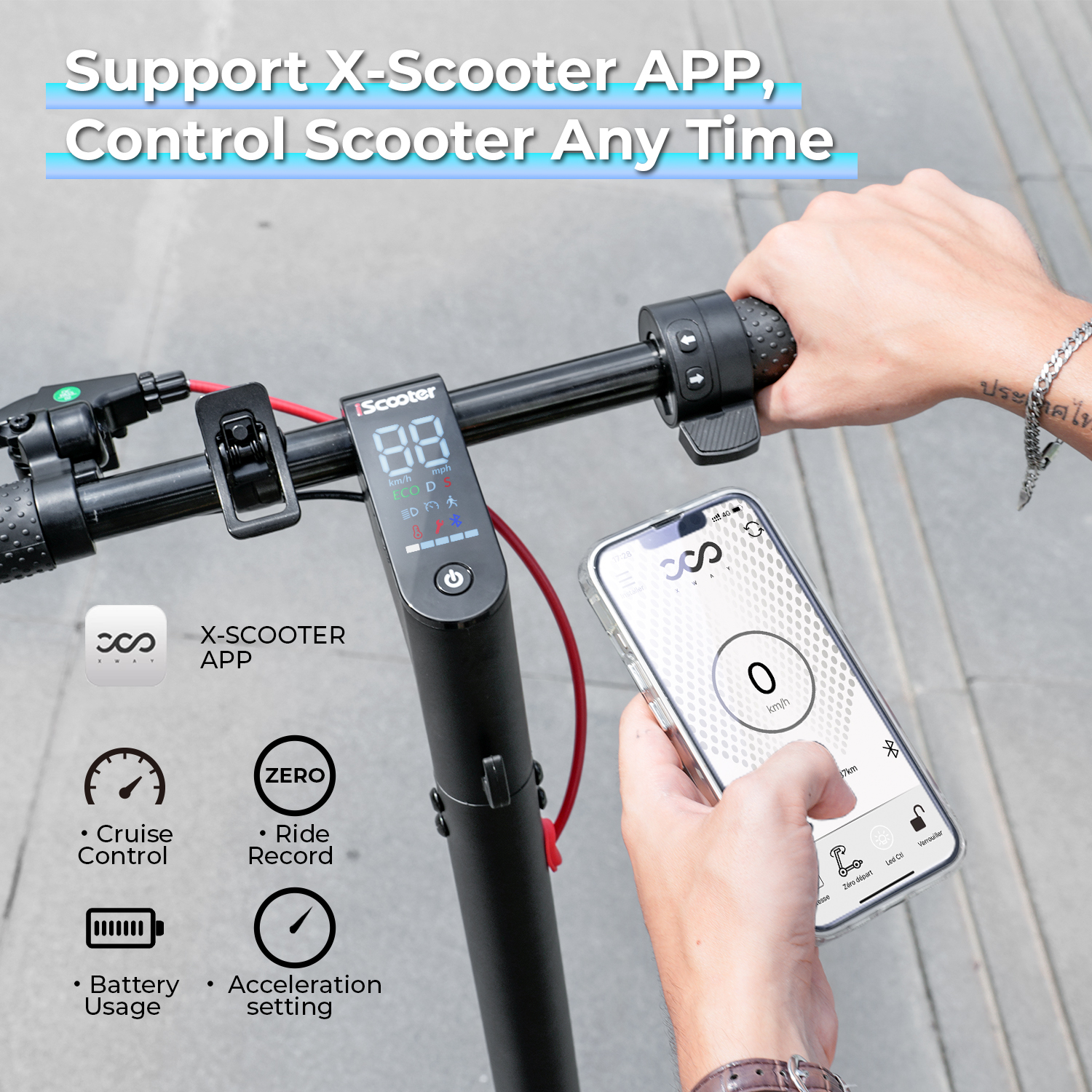 Mano tiene manubrio e-scooter, mostra app smartphone con display velocità.