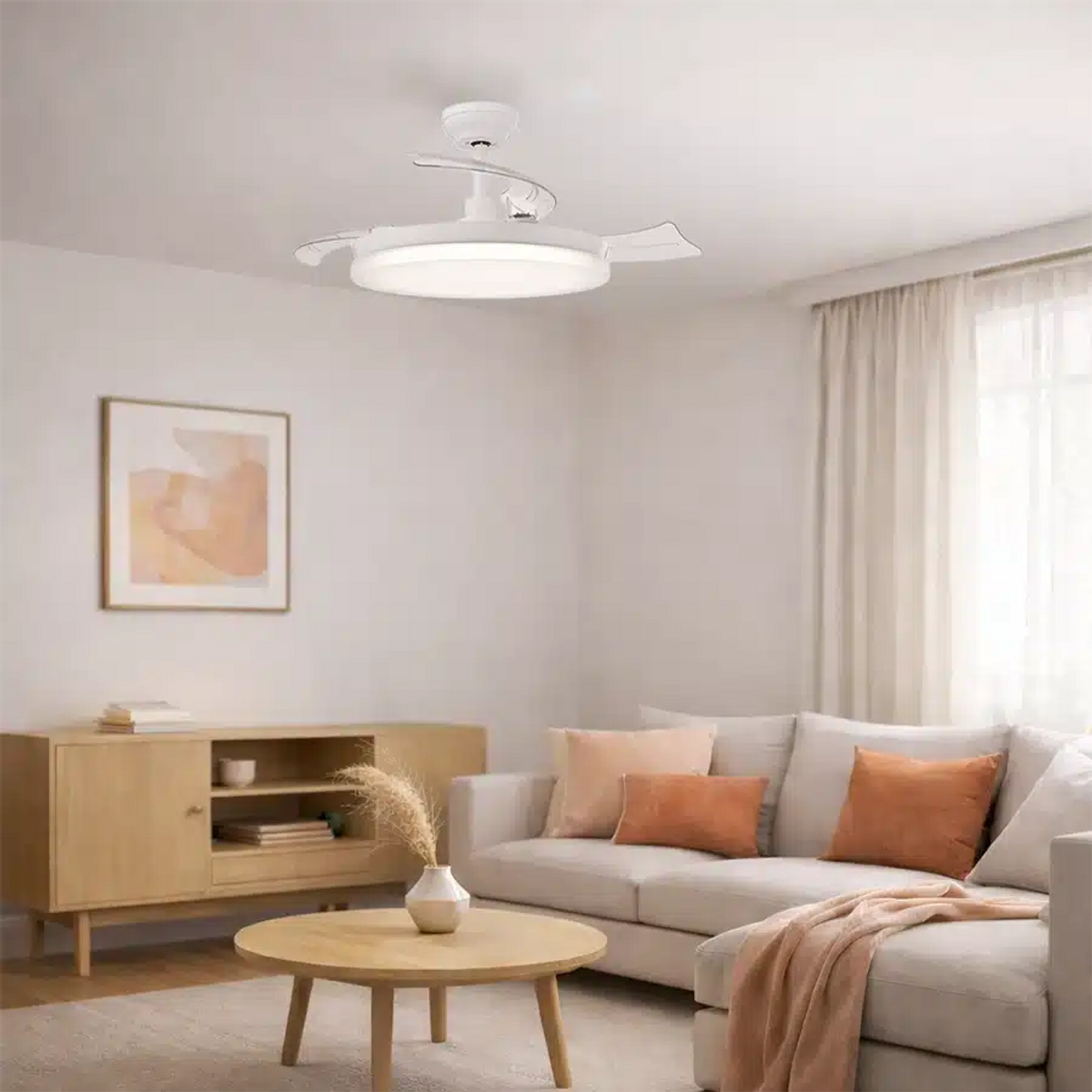 Soggiorno moderno con ventilatore a soffitto, divano, tavolino e credenza.