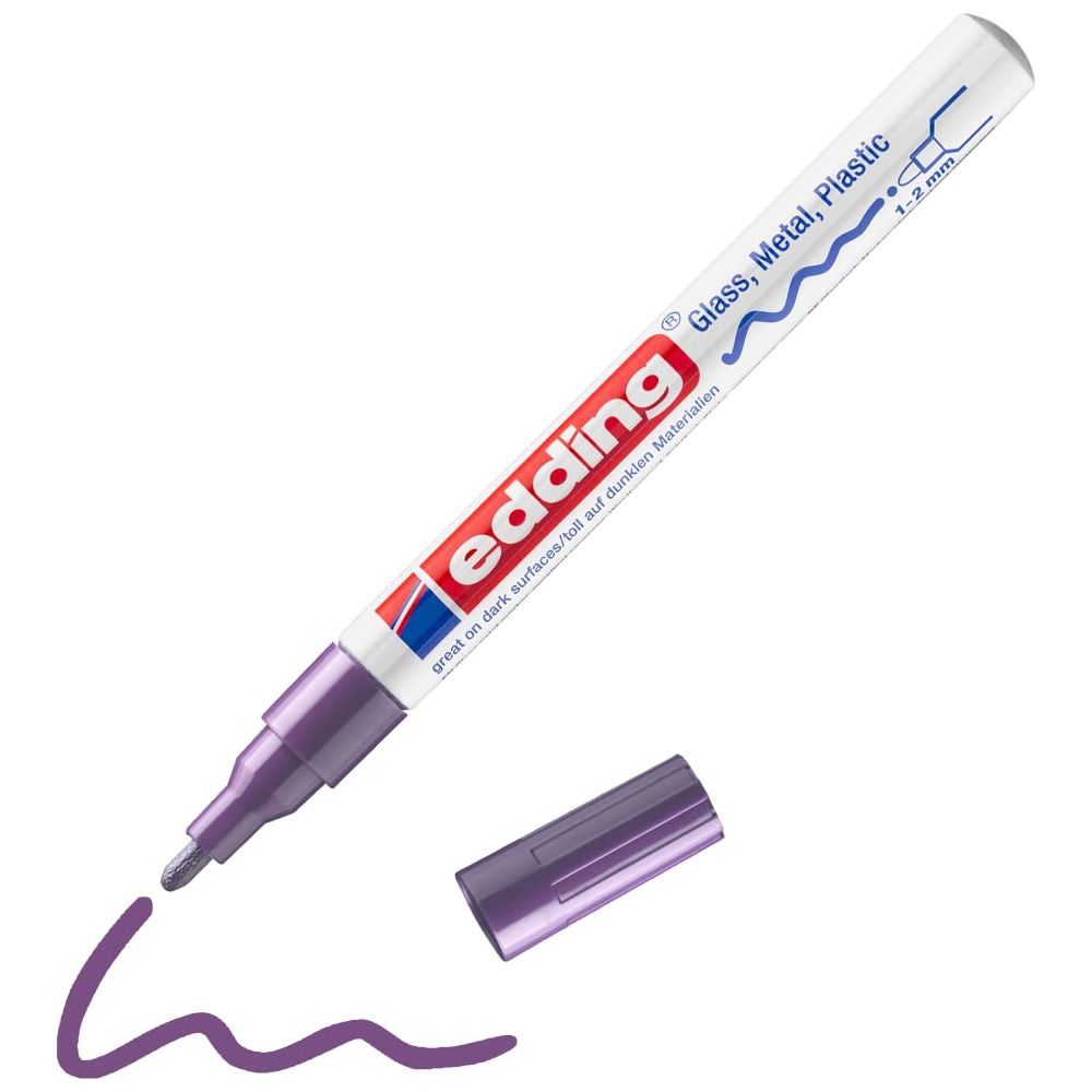 Ein violetter Edding Stift mit Kappe und Schriftzug auf weißem Grund.