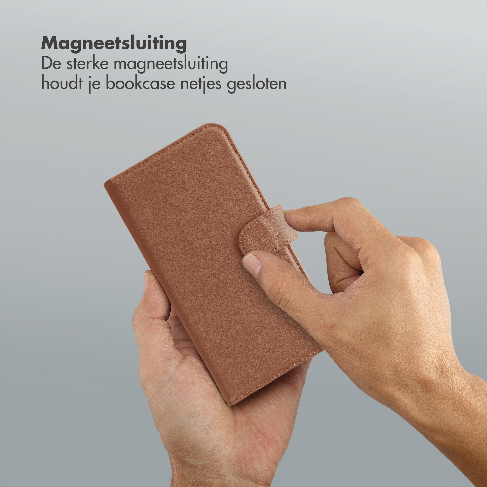 Des mains ferment un étui de téléphone marron avec fermoir magnétique.