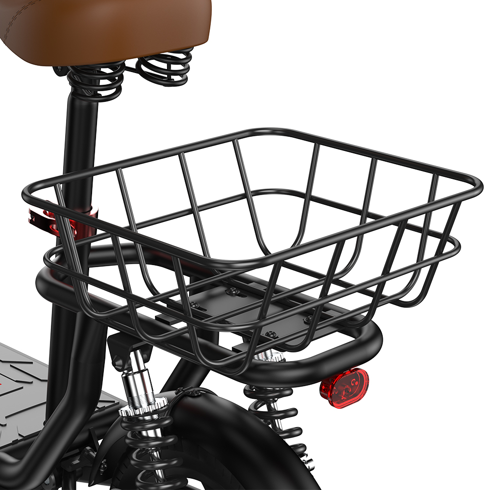 Primo piano di un cestino in metallo nero su una bicicletta con sedile marrone e catarifrangente rosso.
