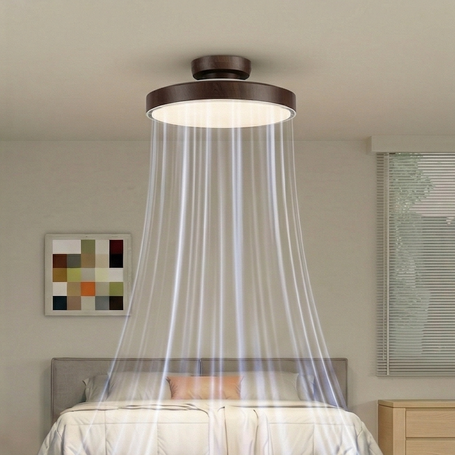 Lámpara de techo con marco de madera ilumina una cama con cubiertas blancas.