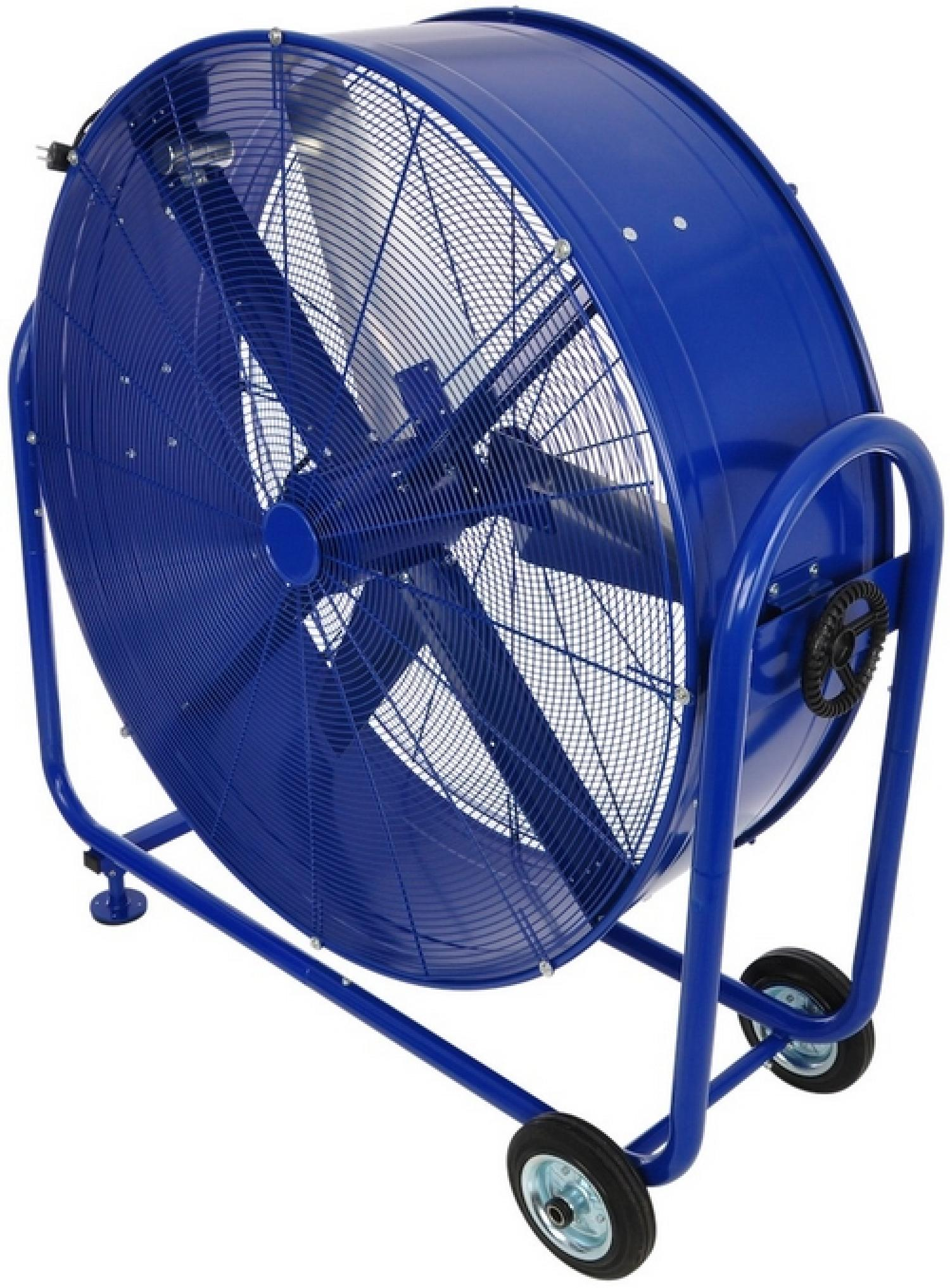 Ein großer, blauer Industrieventilator mit Metallkäfig und Rädern auf weißem Hintergrund.