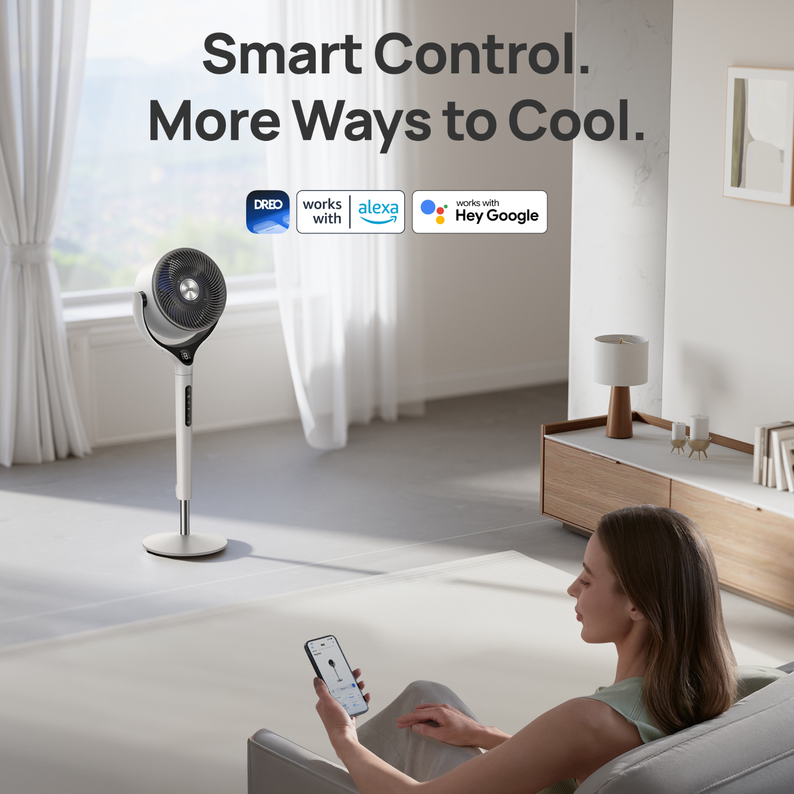 Un ventilateur sur pied avec télécommande et logos Alexa et Google.