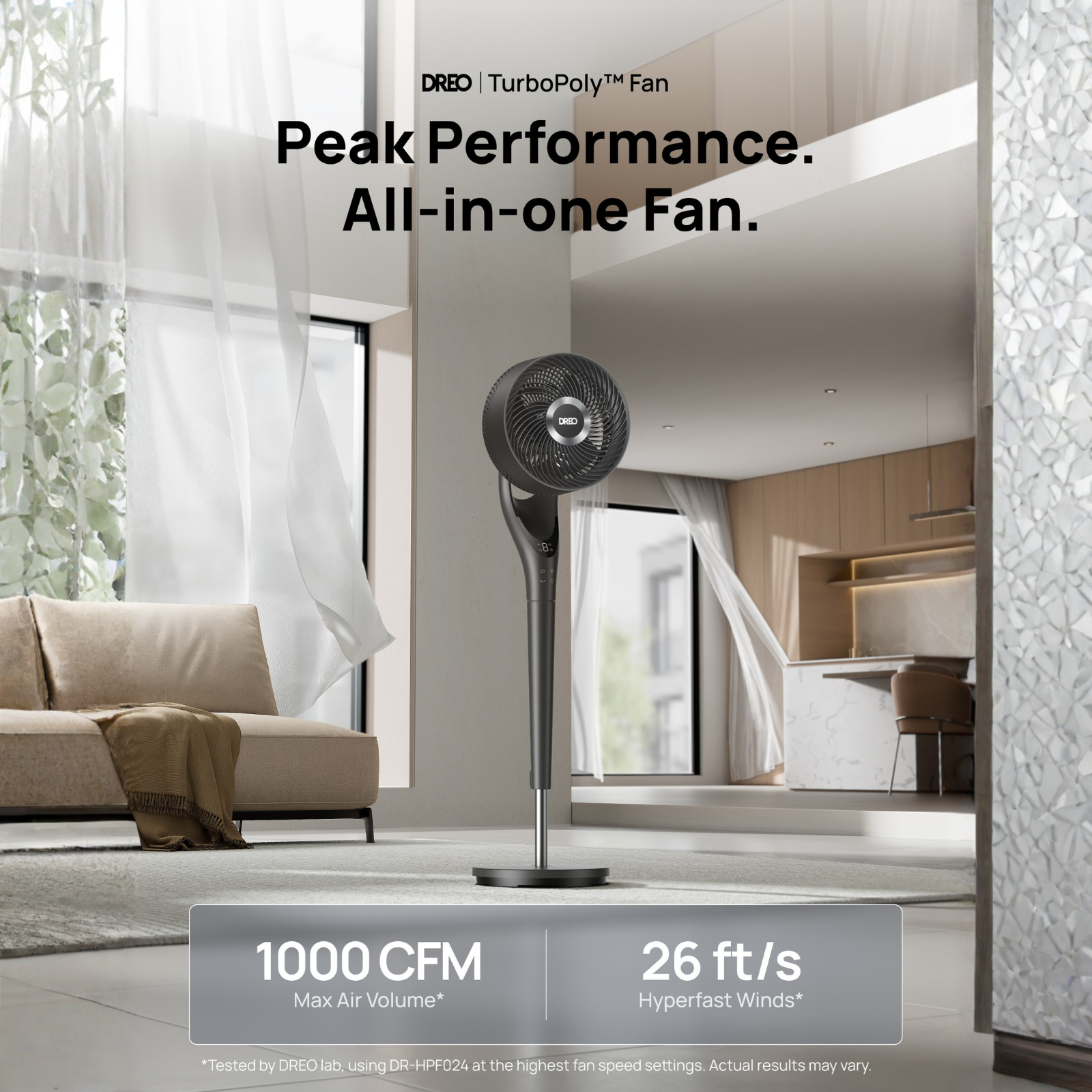Un ventilateur sur pied noir avec écran numérique se trouve dans un salon lumineux.