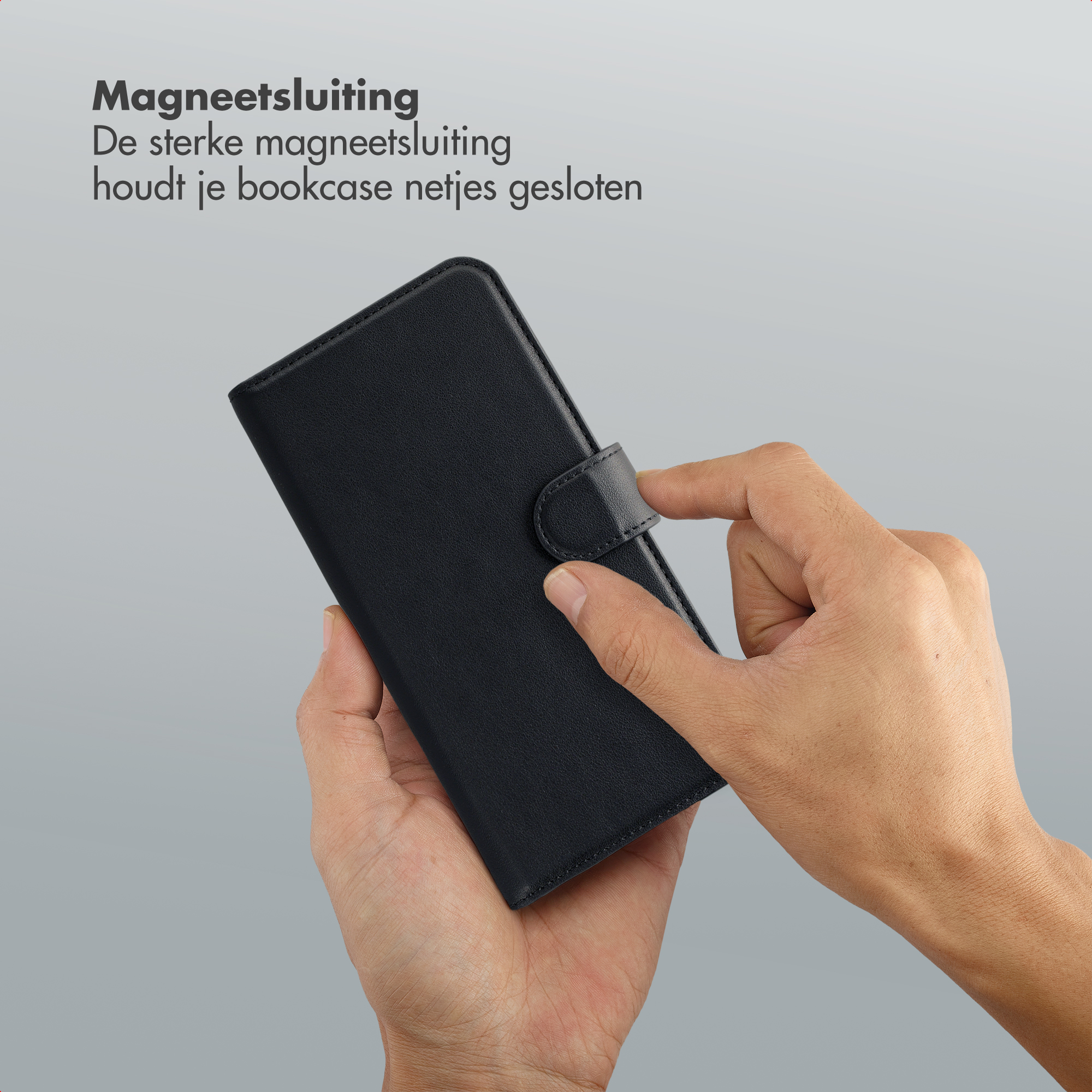 Une main ferme un étui de téléphone noir à rabat magnétique.