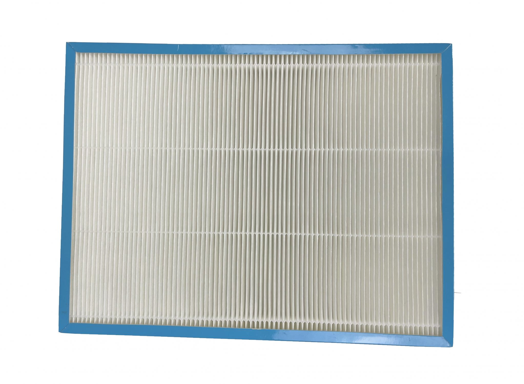 Ein weißer HEPA-Filter mit blauem Rahmen, Falten sind vertikal.
