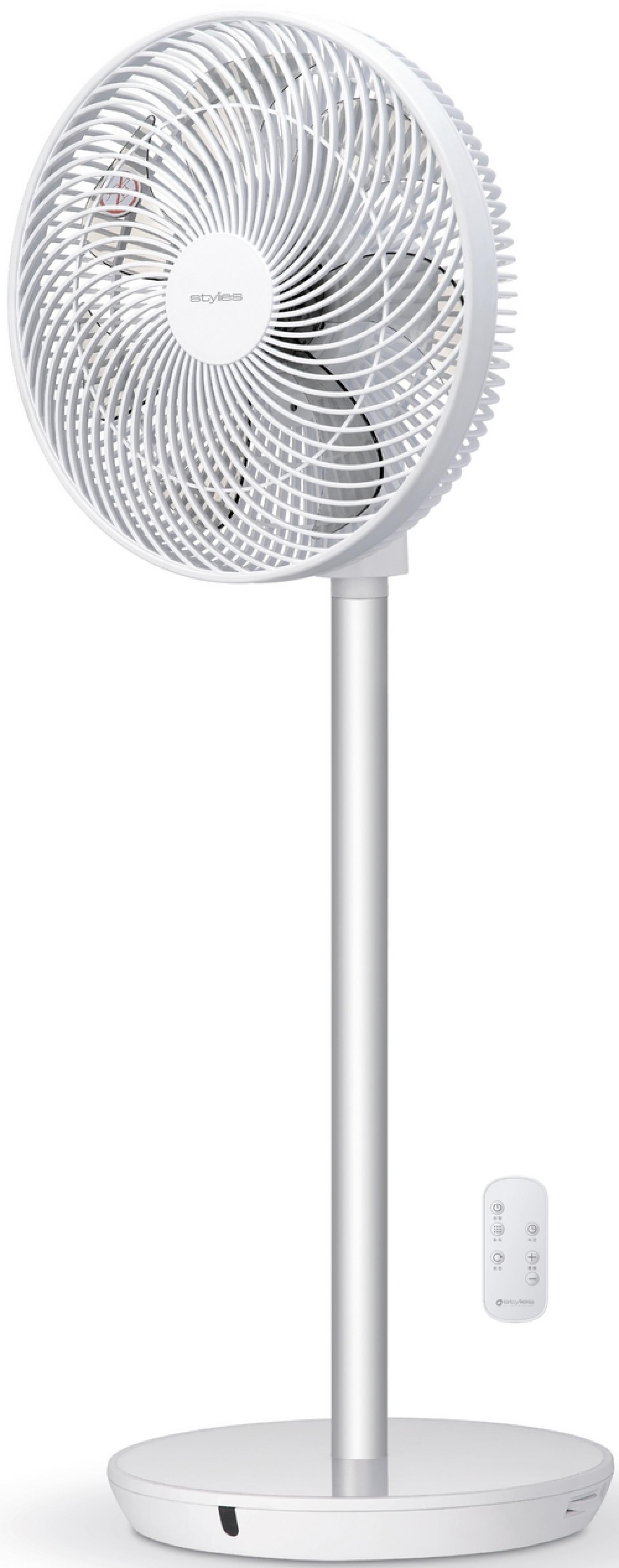 Ein weißer Standventilator mit Fernbedienung auf weißem Hintergrund.