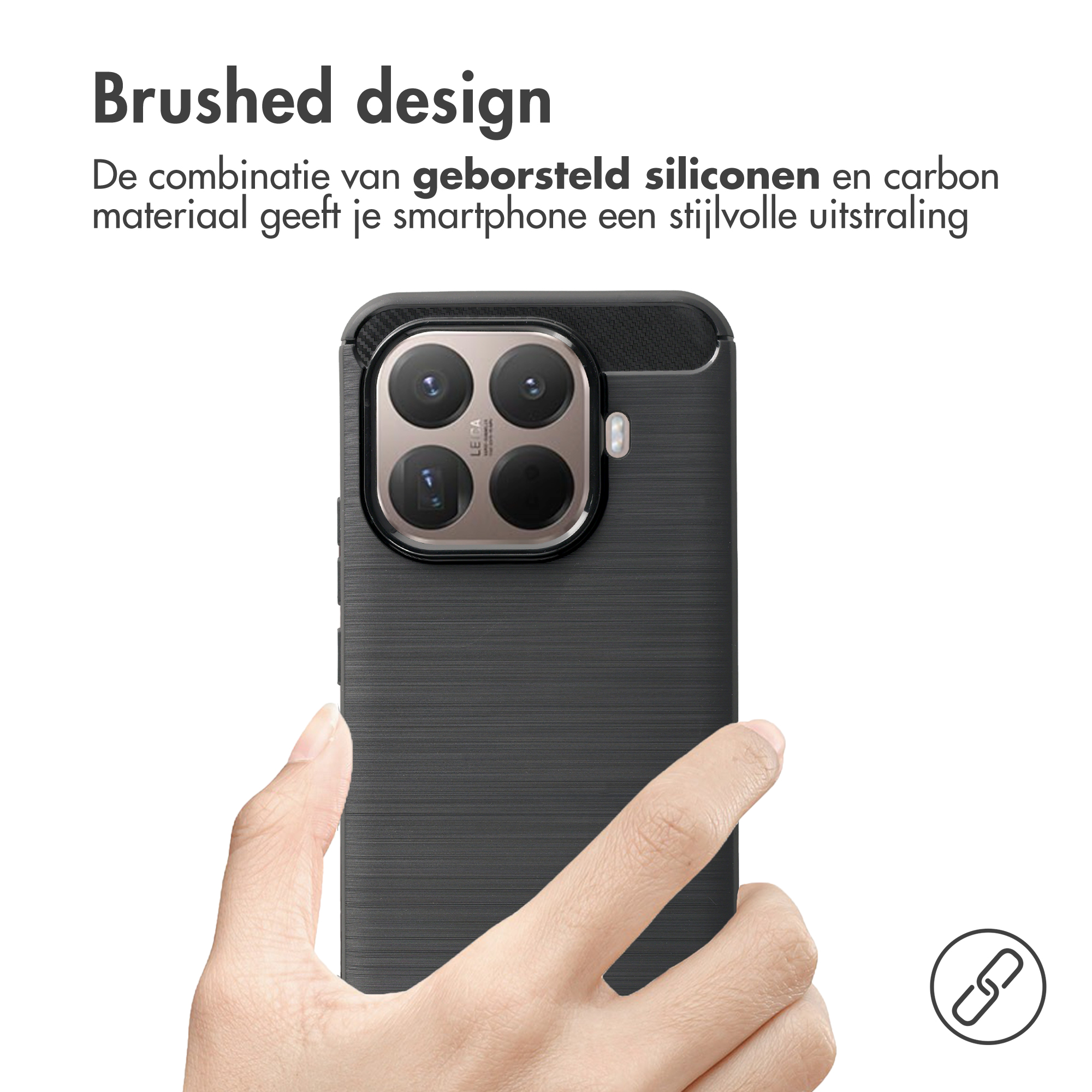 Hand houdt een zwarte telefoon vast met geborsteld design en vier camera's.