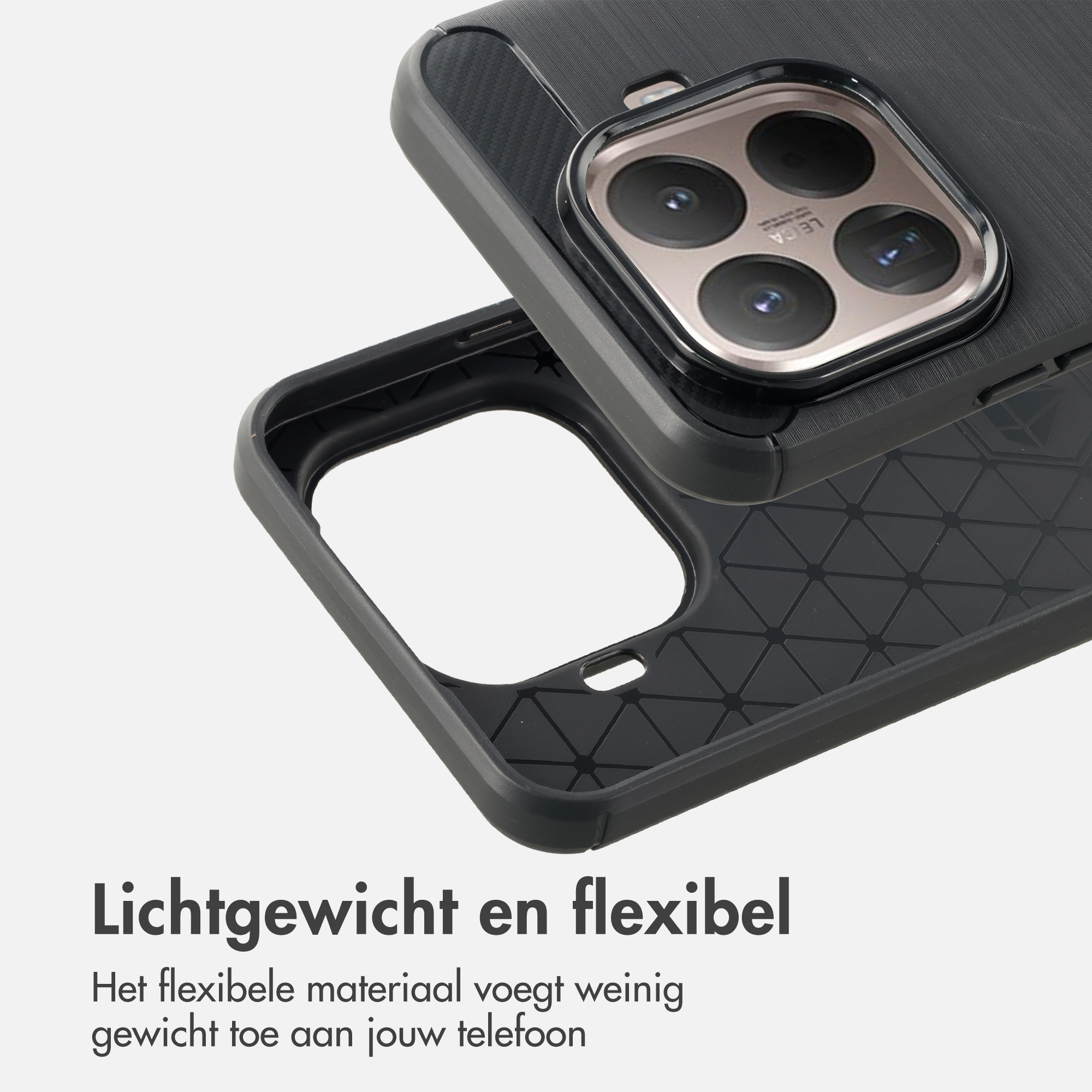 Zwarte telefoonhoes met uitsparing voor vier camera's en tekst.