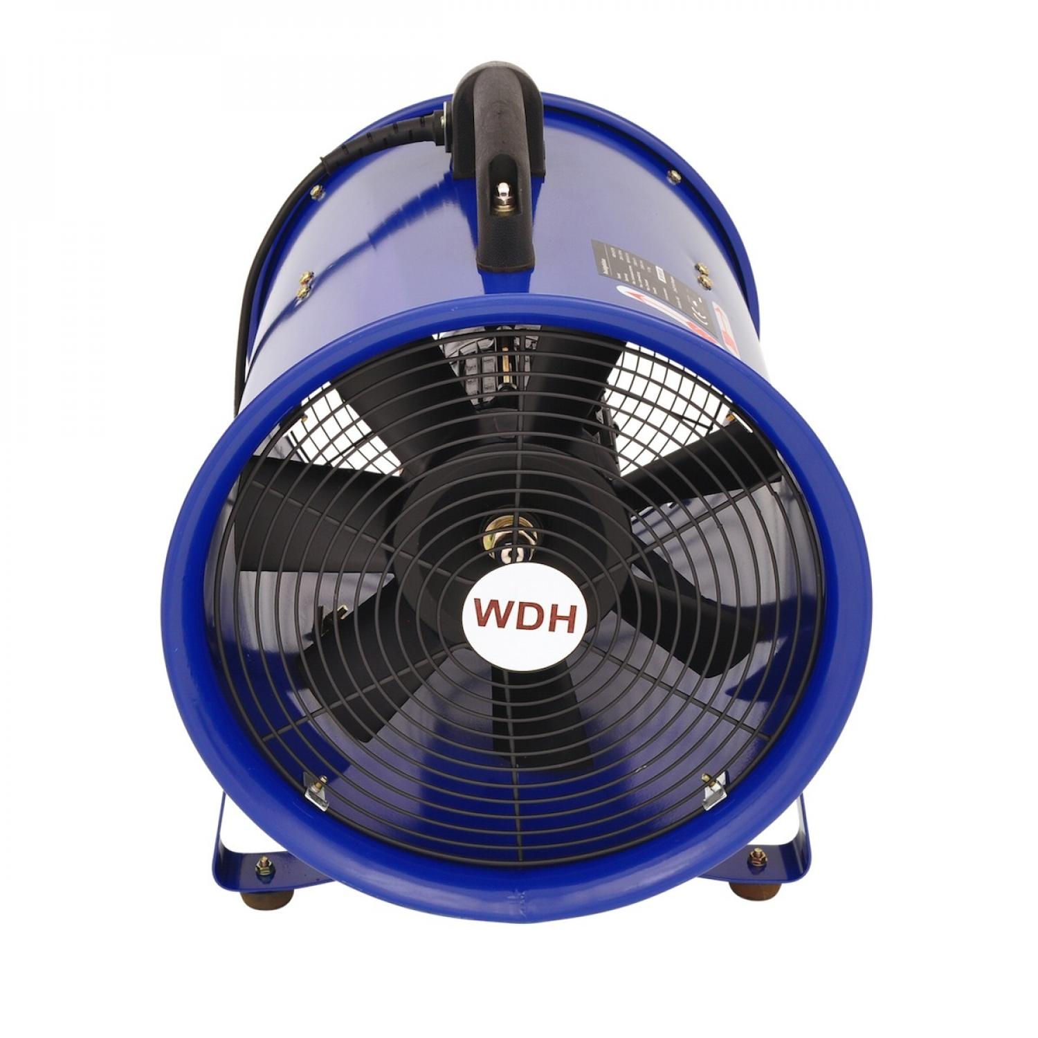 Ein blauer Gebläseventilator mit schwarzem Gitter und Griff, auf weißem Hintergrund.