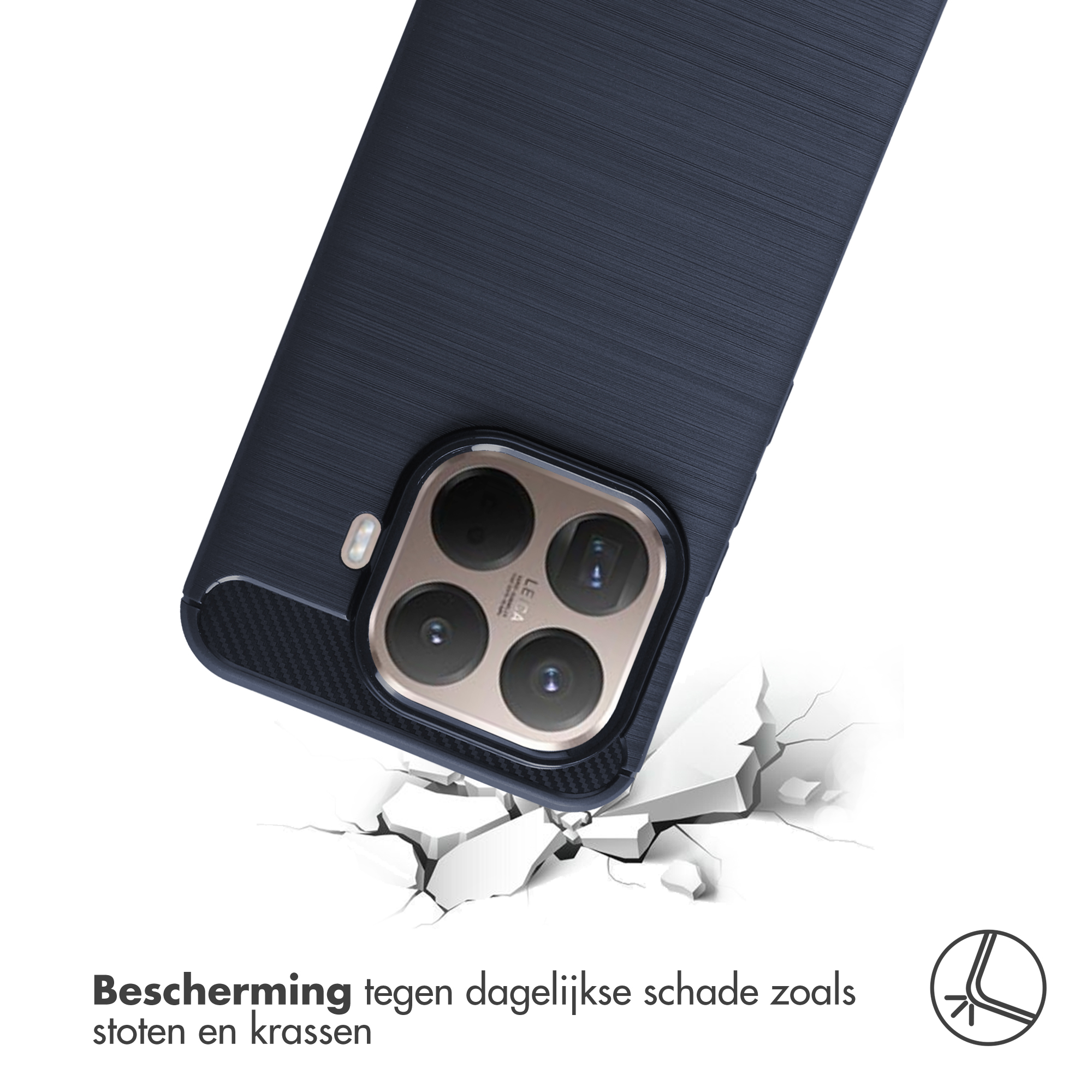 Donkerblauw telefoonhoesje met cameralenzen op gebroken grond.