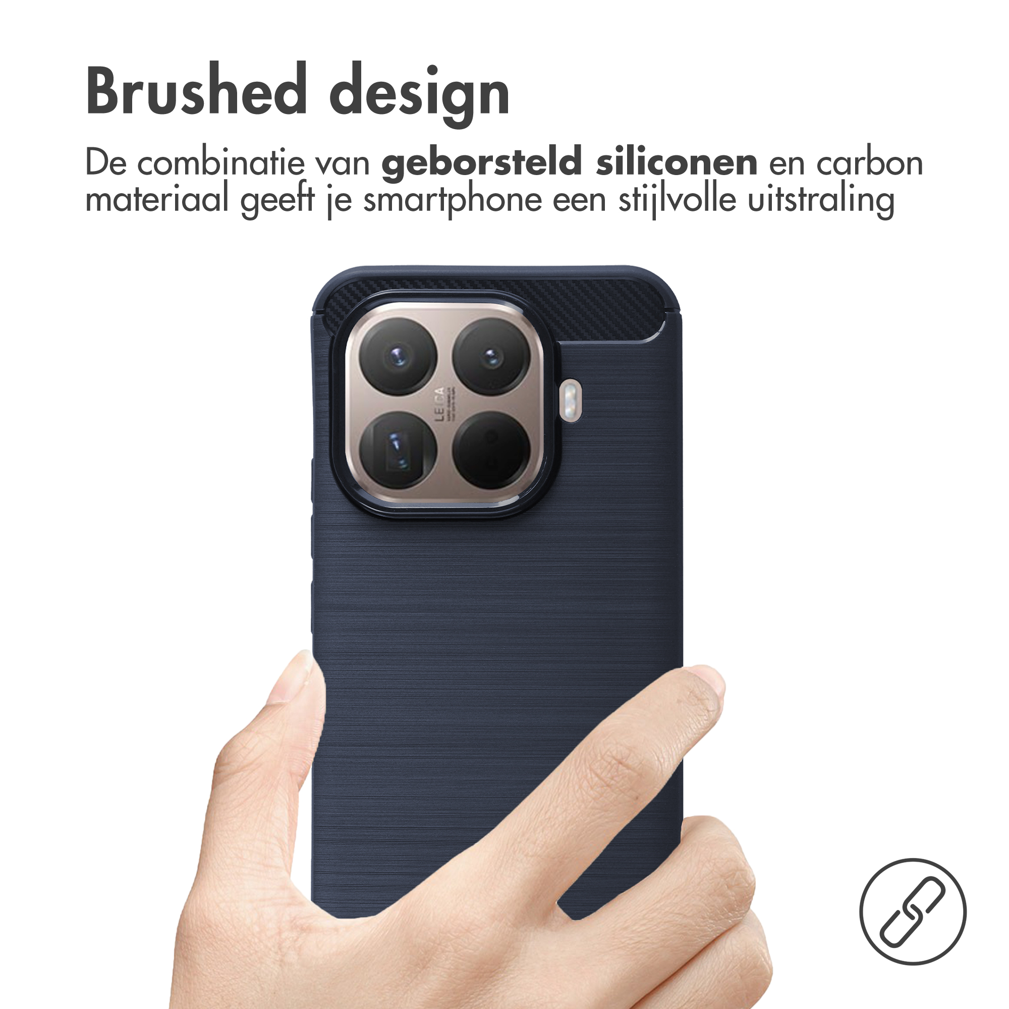 Hand die een donkerblauwe telefoon met quad camera vasthoudt. Geborsteld design.