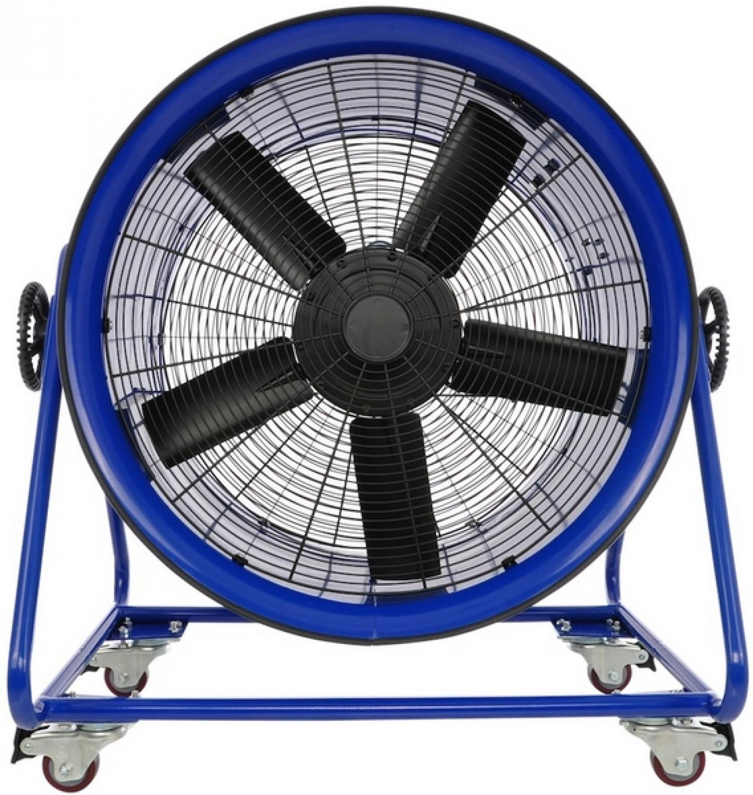 Ein großer, blauer Industrieventilator mit schwarzen Flügeln auf einem fahrbaren Untersatz.