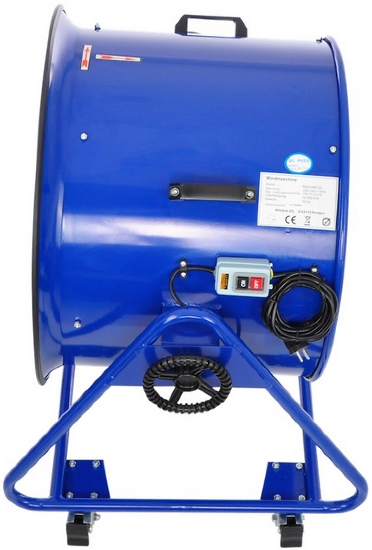 Ein blauer Axialventilator mit Rädern, Schalter und Kabel.