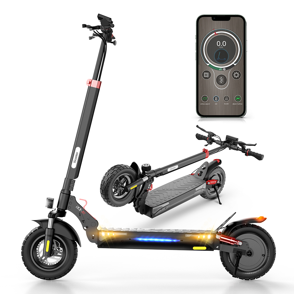 Monopattino elettrico nero con app sul telefono in alto.