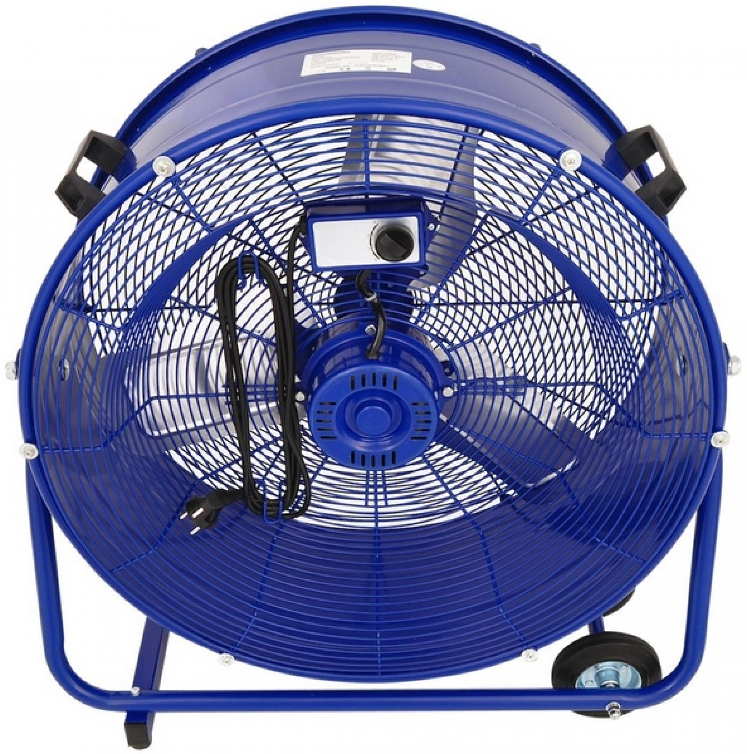Großer blauer Ventilator mit Rädern und Griffen, isoliert auf weißem Hintergrund.