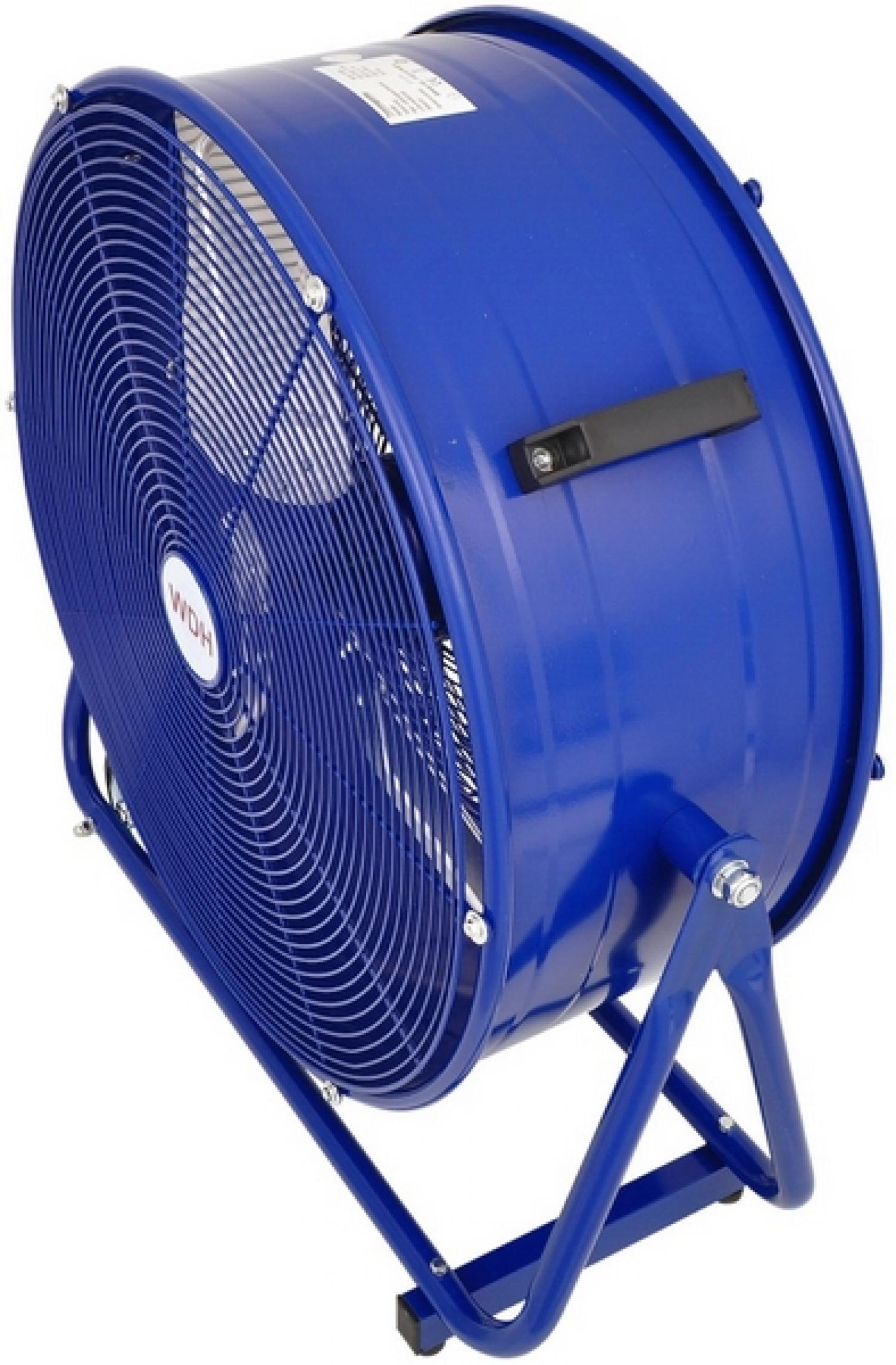 Ein blauer Hochleistungsventilator mit Metallständer auf weißem Hintergrund.