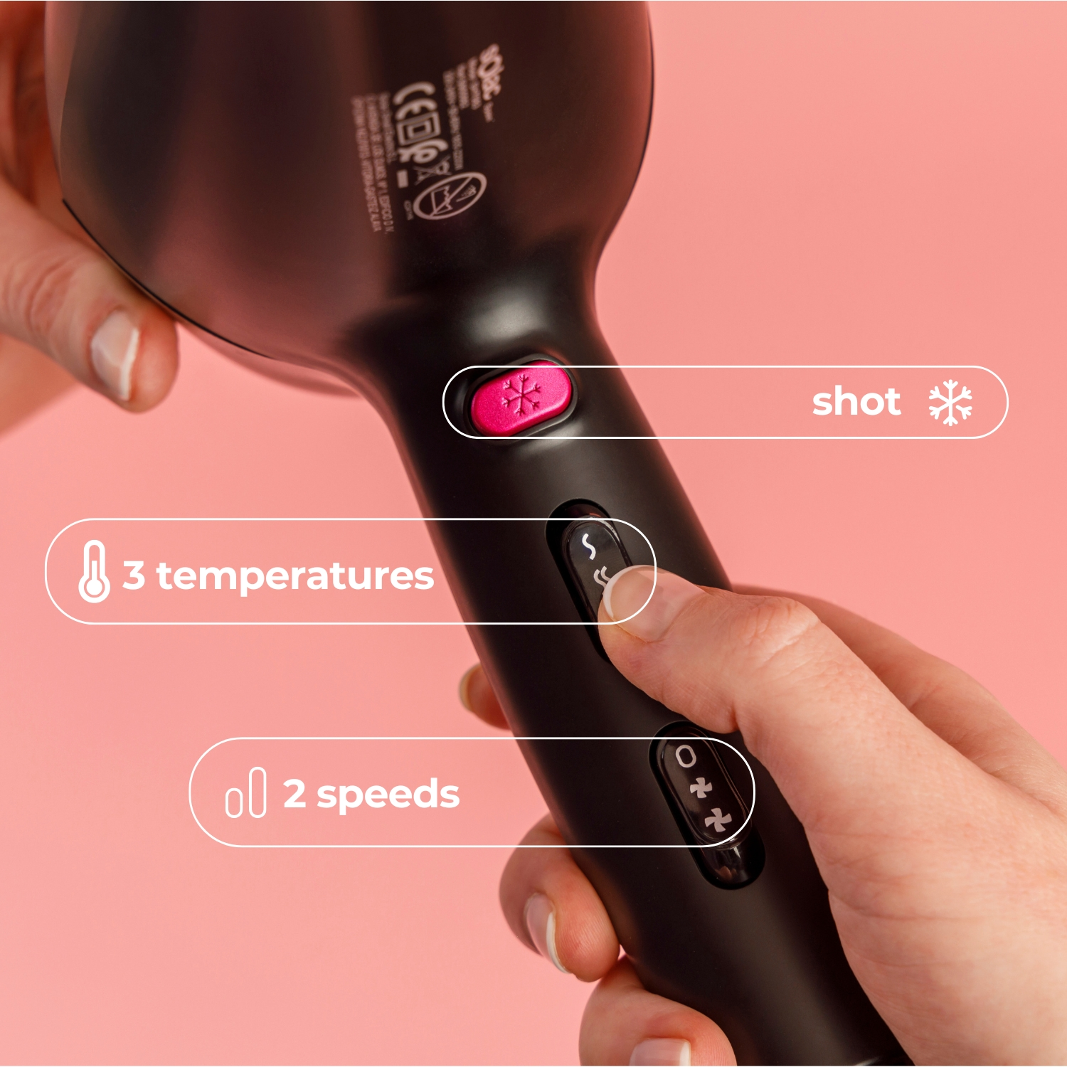Un secador de pelo negro con controles para 3 temperaturas, 2 velocidades y botón de aire frío.
