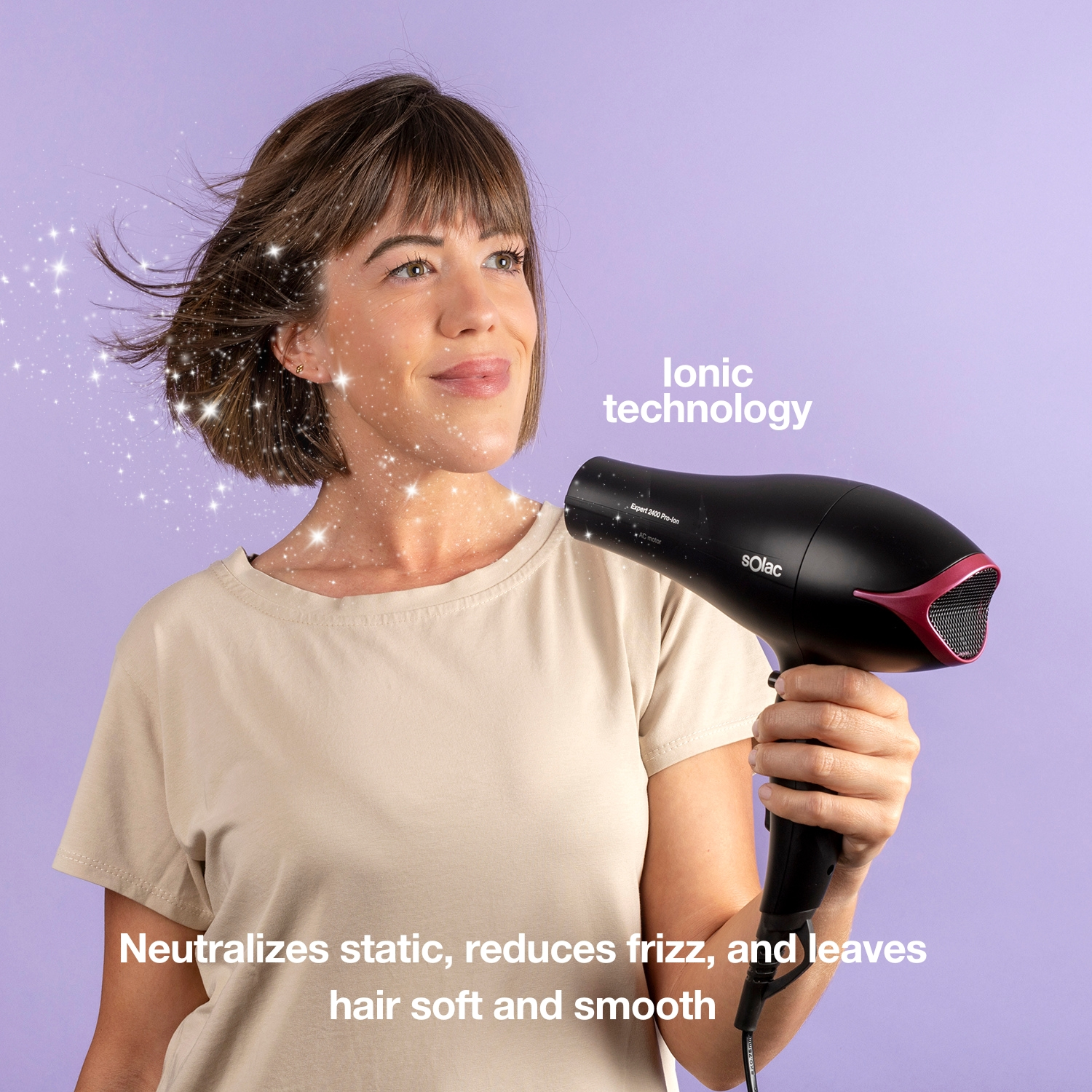 Mujer con secador de pelo, partículas brillantes, fondo morado.