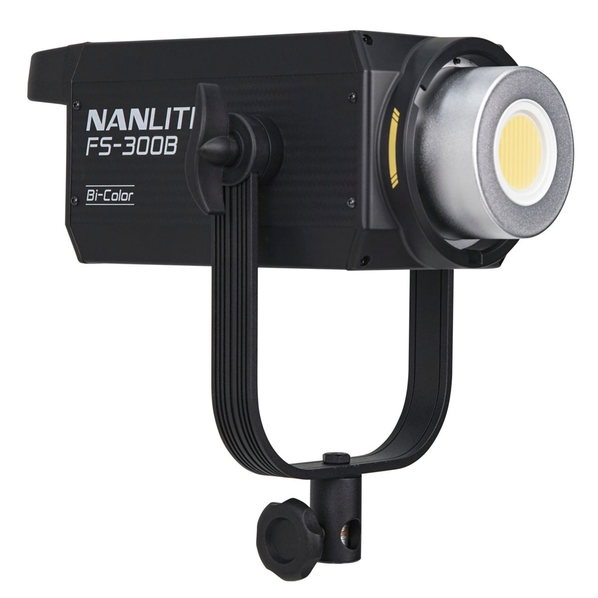 Ein schwarzer Nanlite FS-300B Bi-Color LED-Scheinwerfer mit silbernem Reflektor und gelbem Licht.