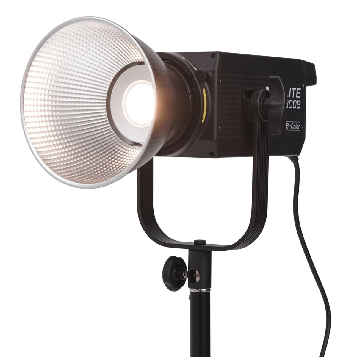 Ein schwarzes LED-Videolicht mit silbernem Reflektor ist auf einem Ständer montiert.