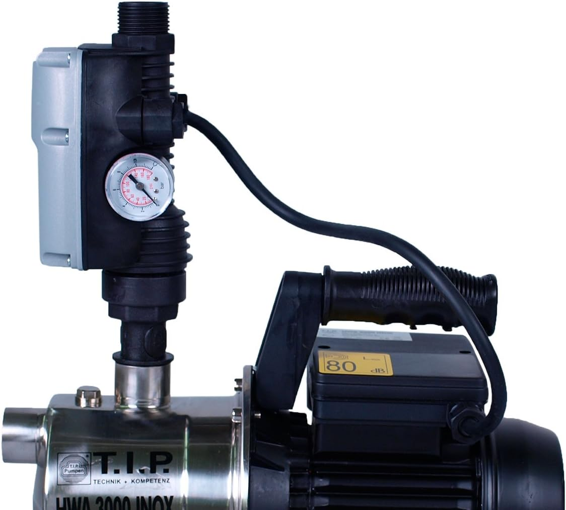 Eine silberne und schwarze Wasserpumpe mit Manometer und Griff.