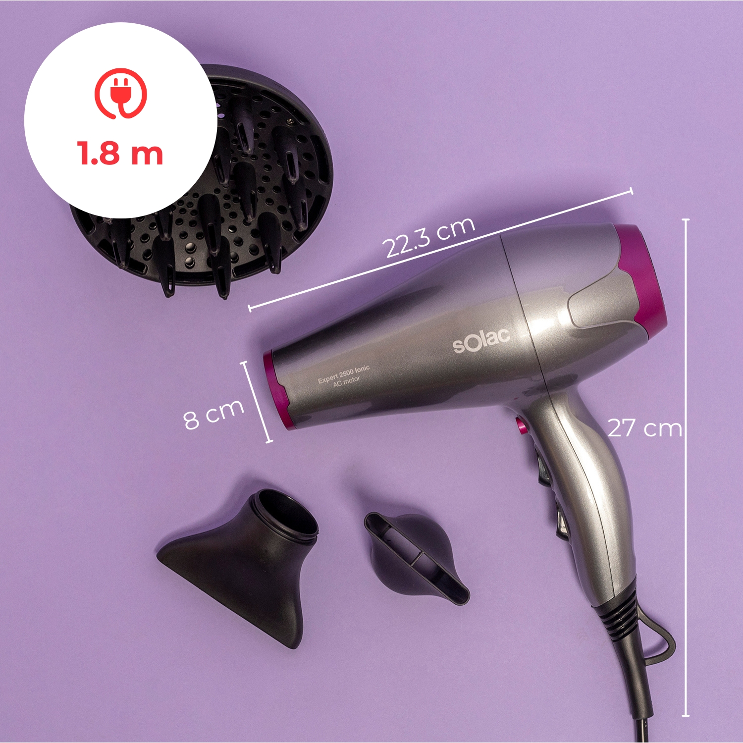 Un secador de pelo gris con accesorios sobre fondo lila con medidas.