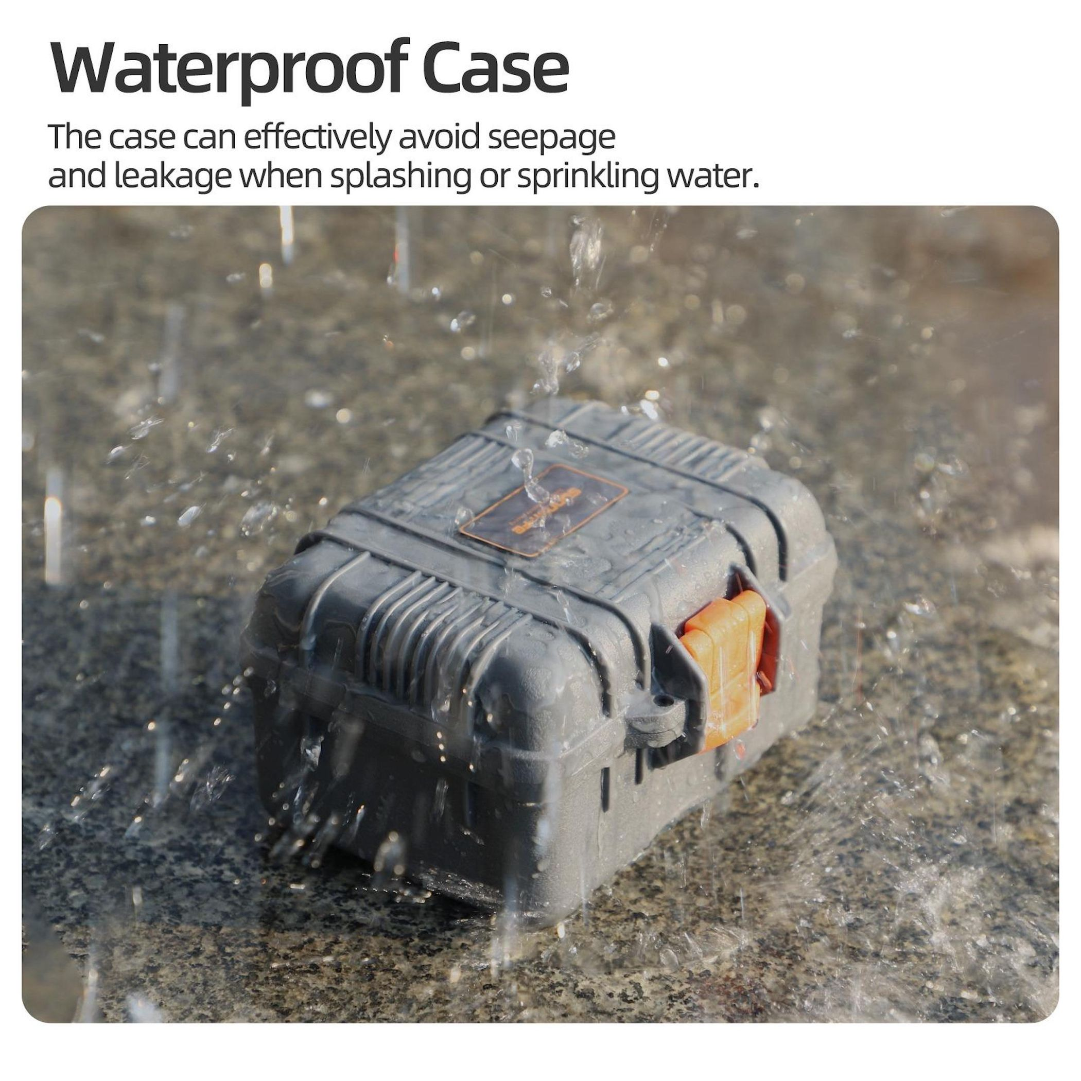 Grauer wasserdichter Koffer mit orangefarbenem Riegel unter Wasserstrahlen.
