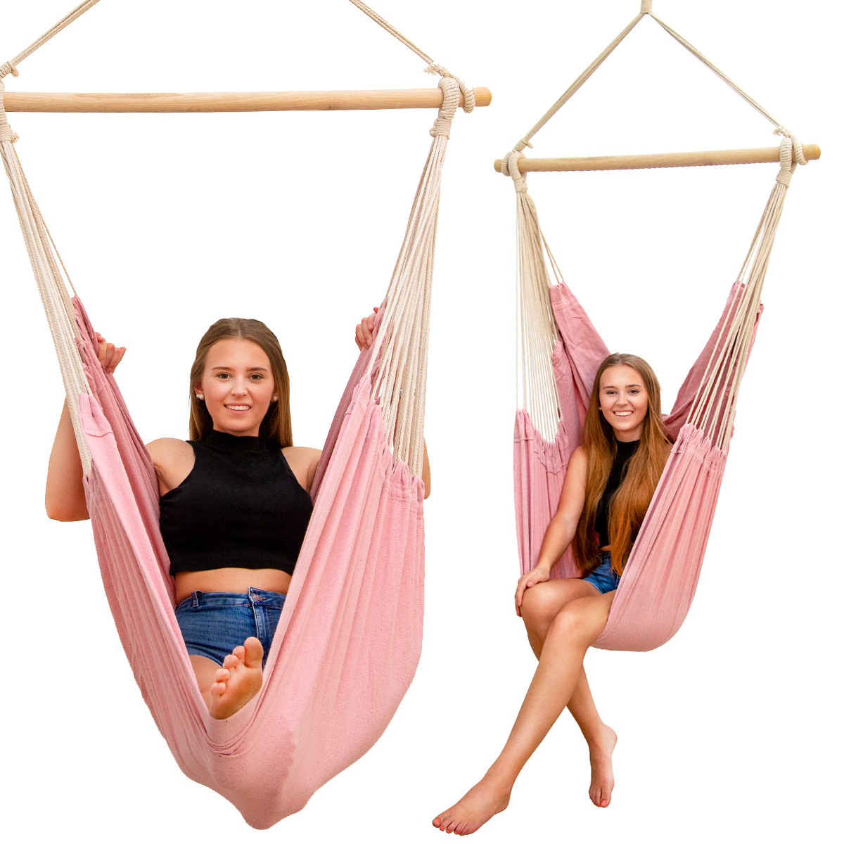 Zwei junge Frauen sitzen in rosa Hängesesseln, die an Holzstangen hängen.
