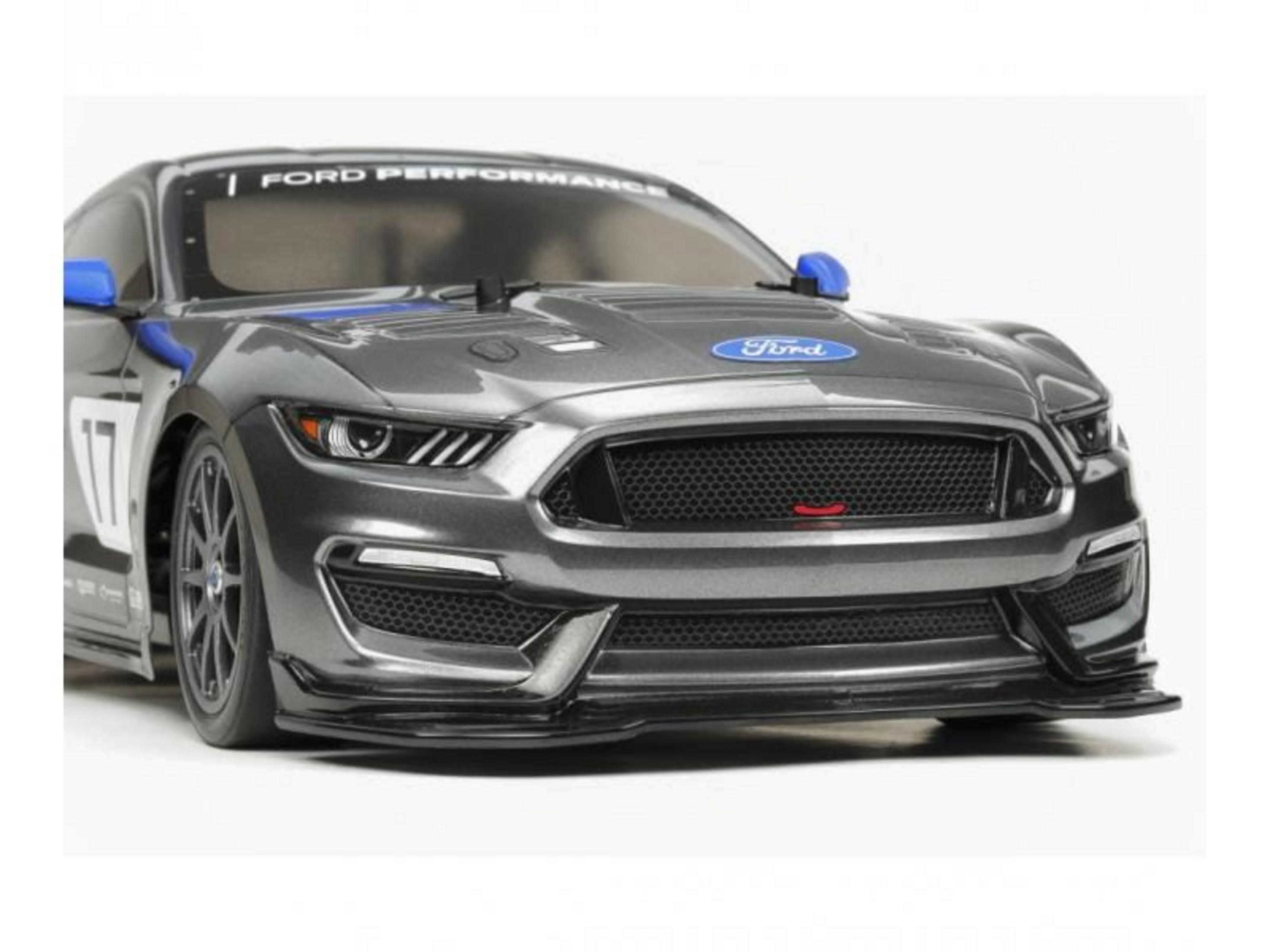Ein graues Ford Mustang RC-Auto mit blauen Spiegelkappen und Startnummer 17.