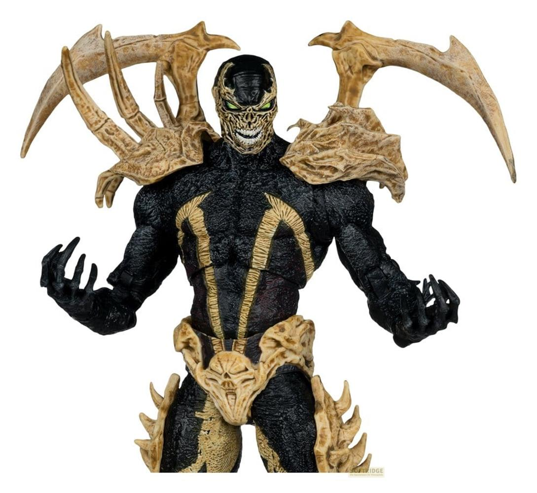 Eine Spawn-Actionfigur im schwarzen Anzug mit beiger knochenartiger Rüstung und Sensen.