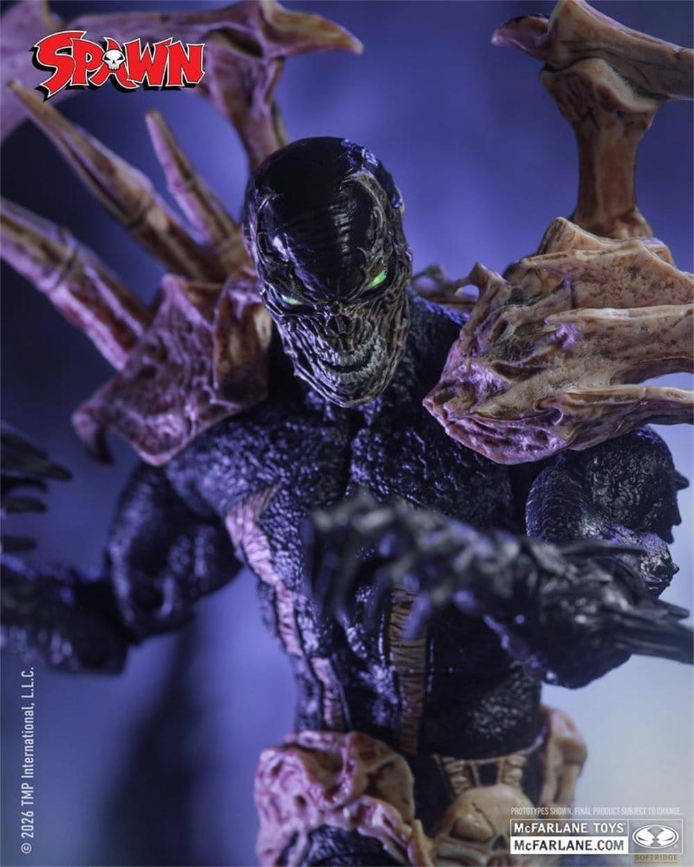 Eine dunkle Figur mit grünen Augen und knochigen Anhängseln.