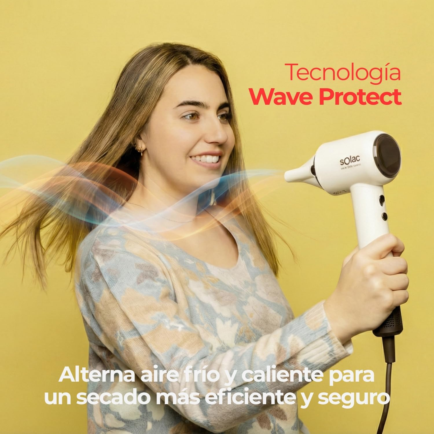 Mujer sosteniendo secador emitiendo aire azul y naranja. Fondo amarillo.
