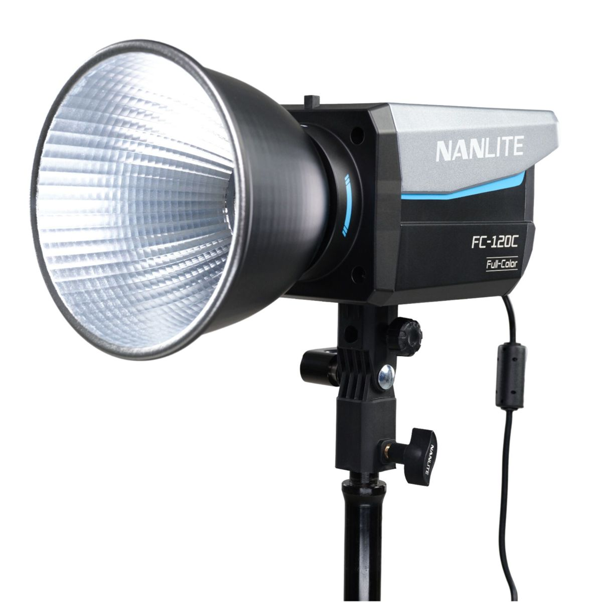 Ein Nanlite FC-120C Studioblitz mit silbernem Reflektor und schwarzem Gehäuse.