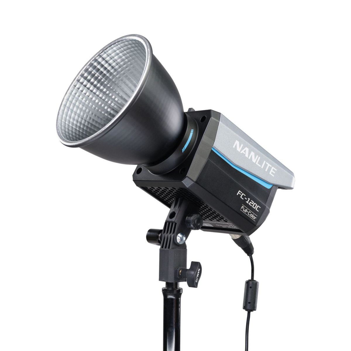 Ein Nanlite FC-120C Studio-Beleuchtungsgerät mit Reflektor auf einem Stativ.