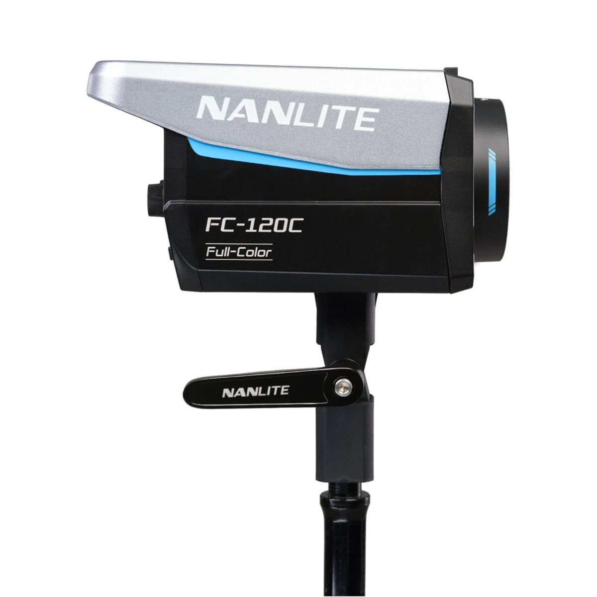 Ein schwarzer und silberner Nanlite FC-120C Full-Color LED-Scheinwerfer auf einem Ständer.