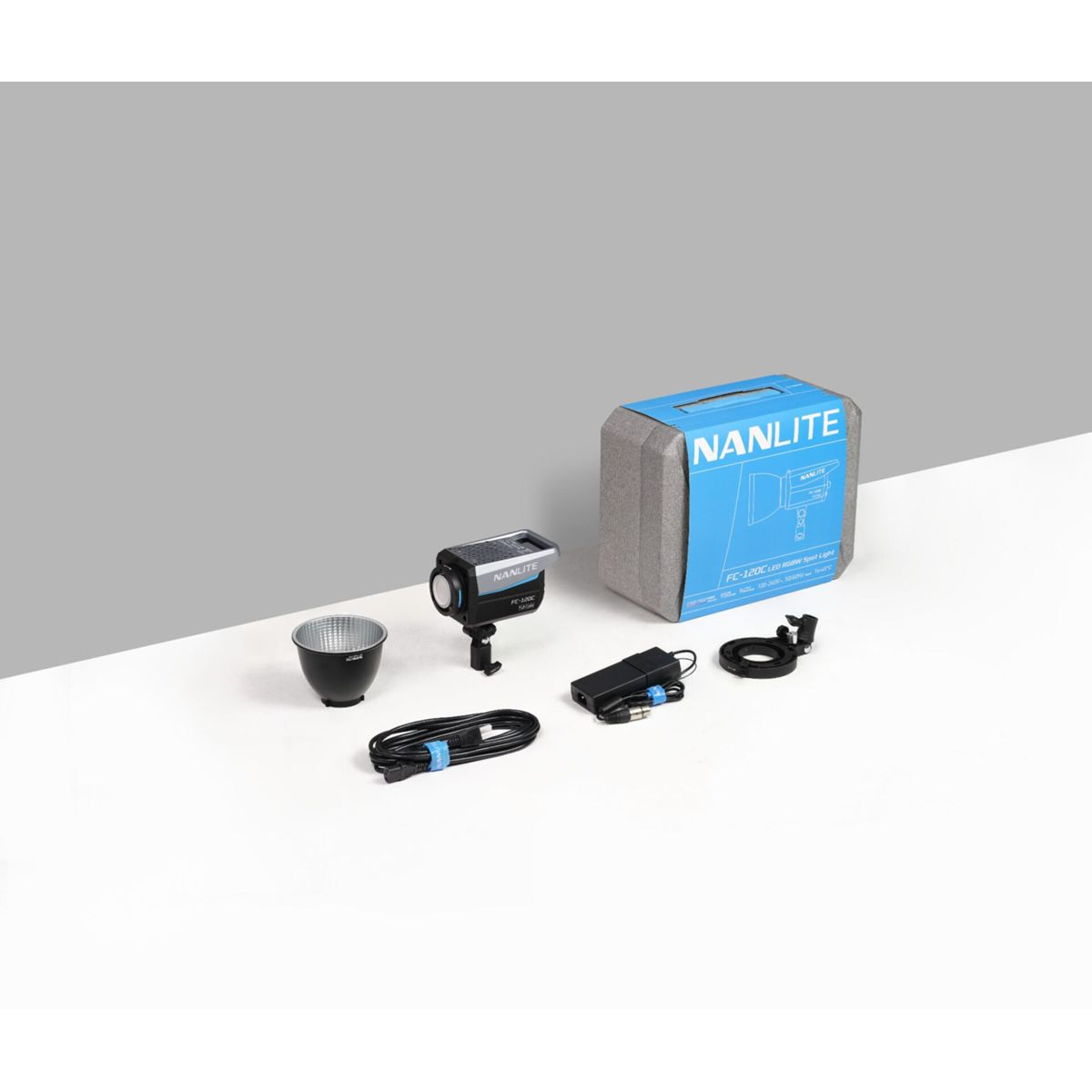 Ein Nanlite LED Spotlicht-Kit mit Zubehör und Verpackung auf weißem Hintergrund.
