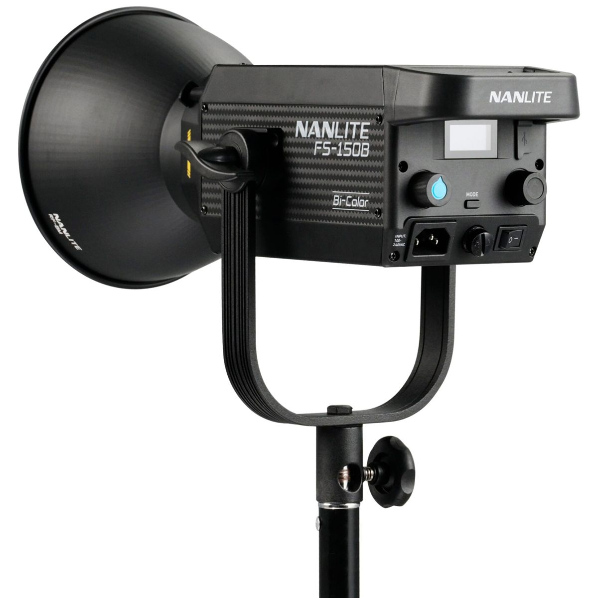 Ein schwarzer Nanlite FS-150B Bi-Color LED-Scheinwerfer auf einem Stativ.