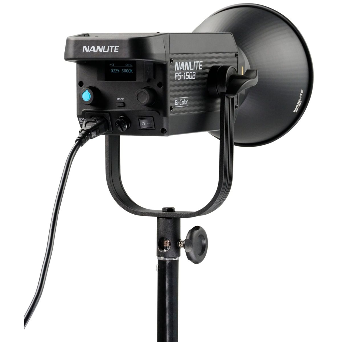 Ein schwarzer Nanlite FS-150B Bi-Color LED-Scheinwerfer mit Reflektor, montiert auf einem Stativ.