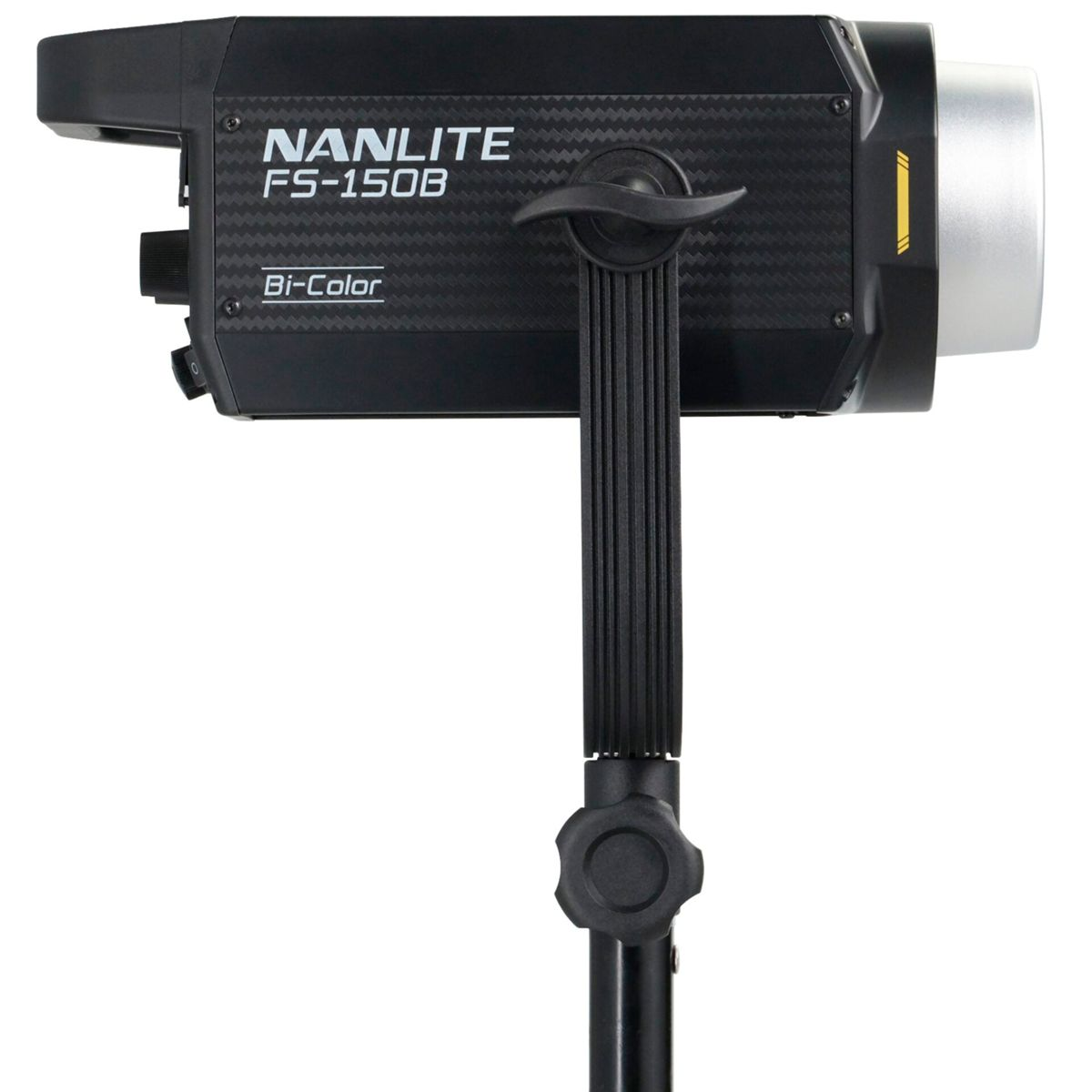 Schwarzer Nanlite FS-150B Bi-Color LED-Scheinwerfer auf einem Stativ.