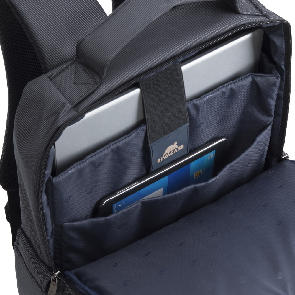 Grijze rugzak met vakken voor laptop en tablet. Het RIVACASE-logo is zichtbaar.